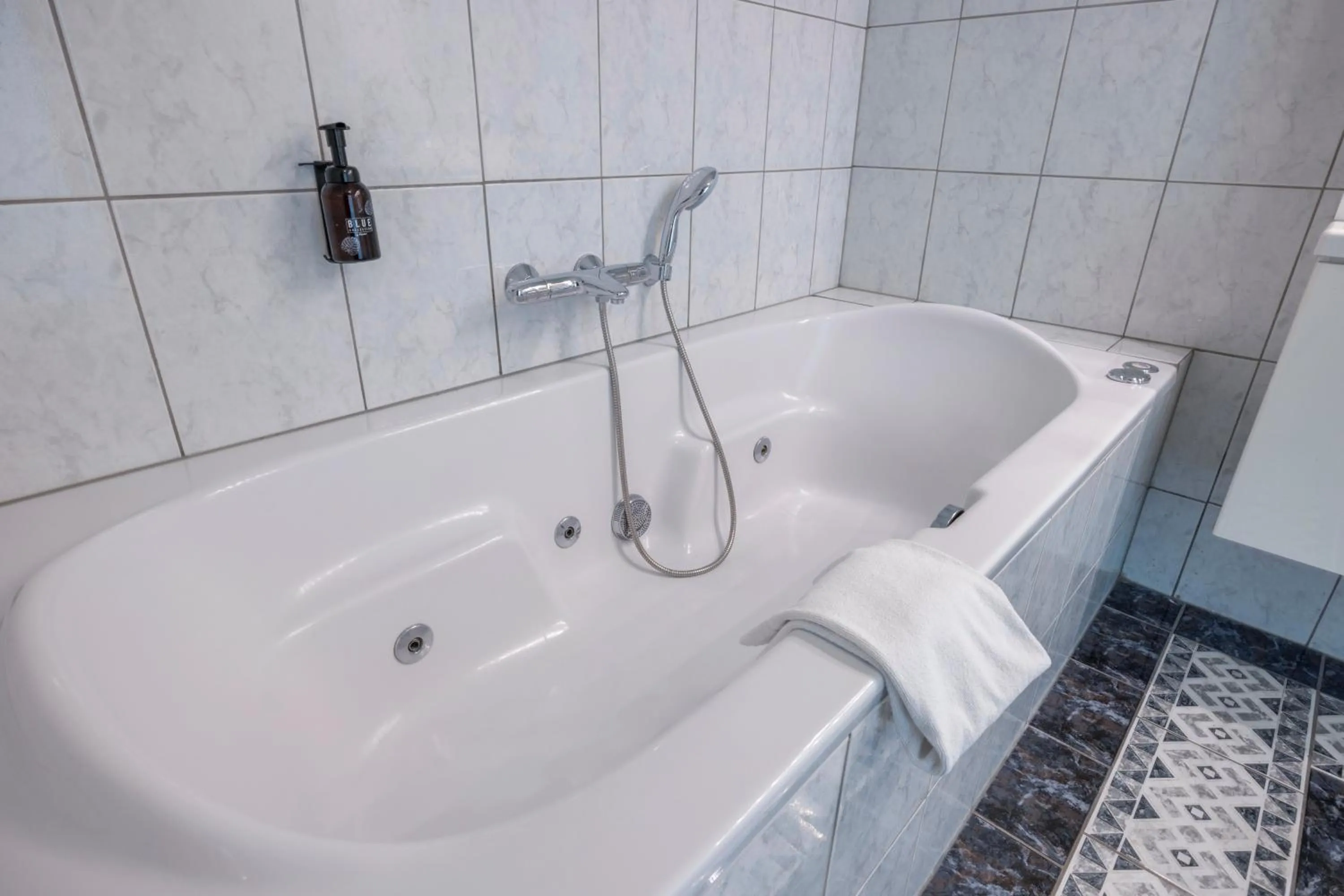 Bath in Fletcher Hotel - Restaurant Elzenduin