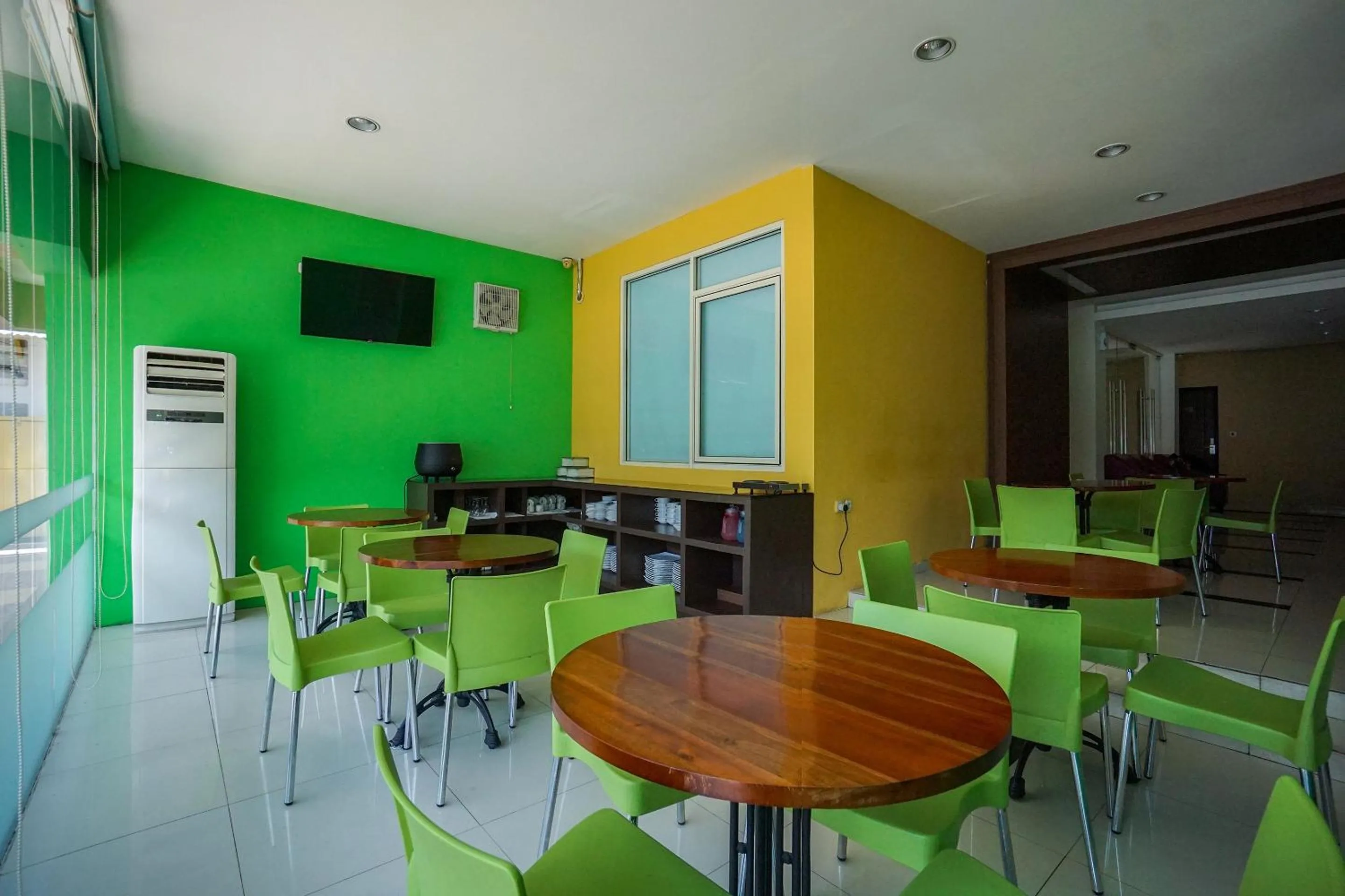 Restaurant/places to eat, Lounge/Bar in De Nearby Hotel