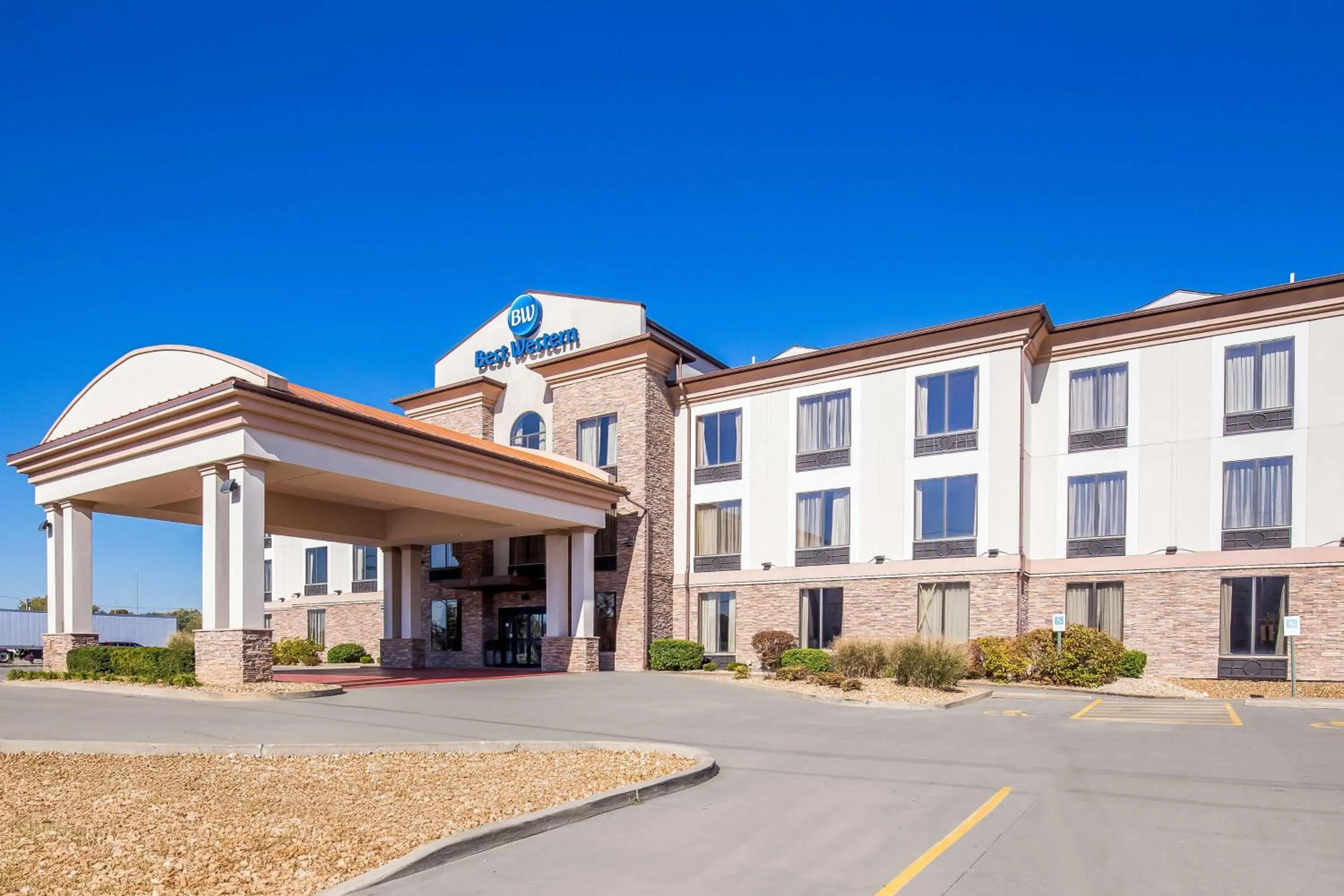 Property building in Best Western St. Louis Airport North Hotel & Suites