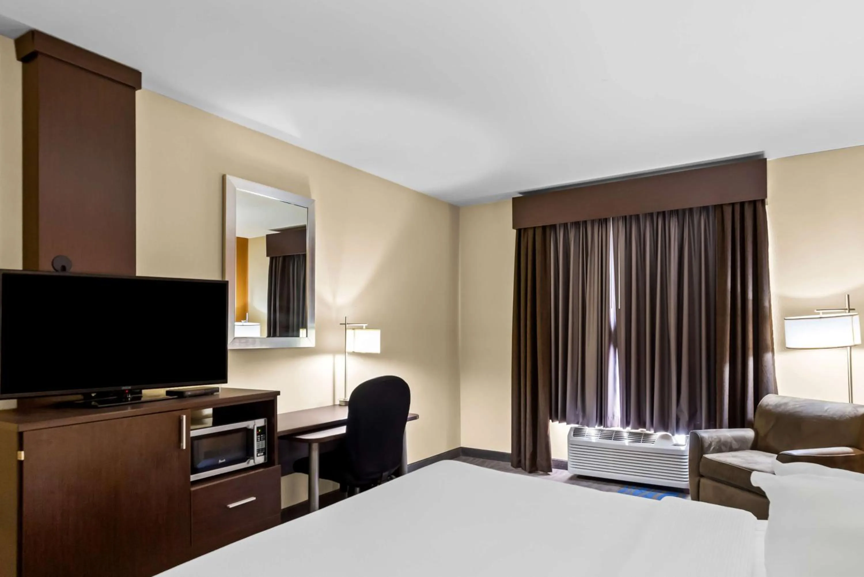Bedroom, Bed in Best Western St. Louis Airport North Hotel & Suites