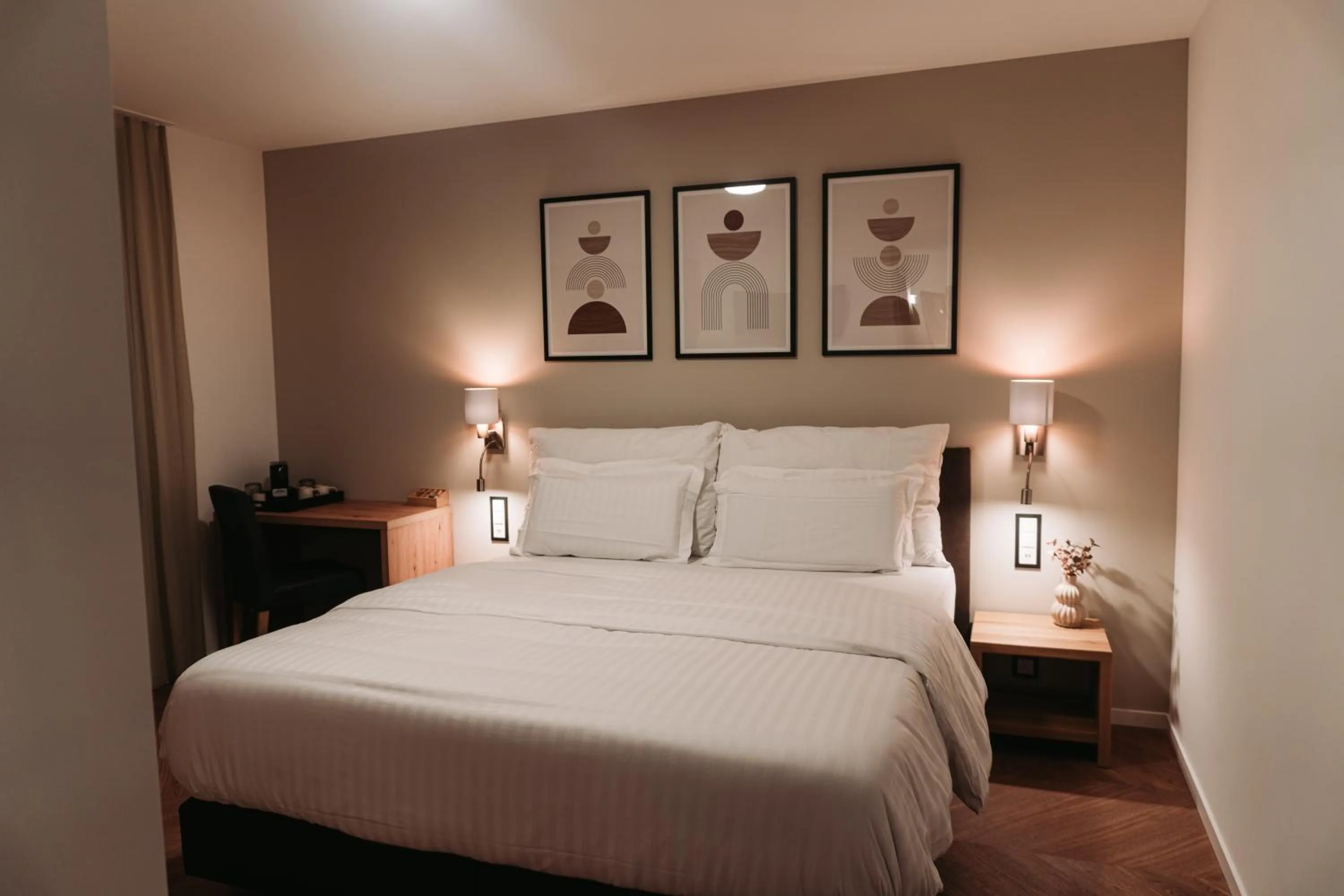 Bedroom, Bed in Hôtel du Midi