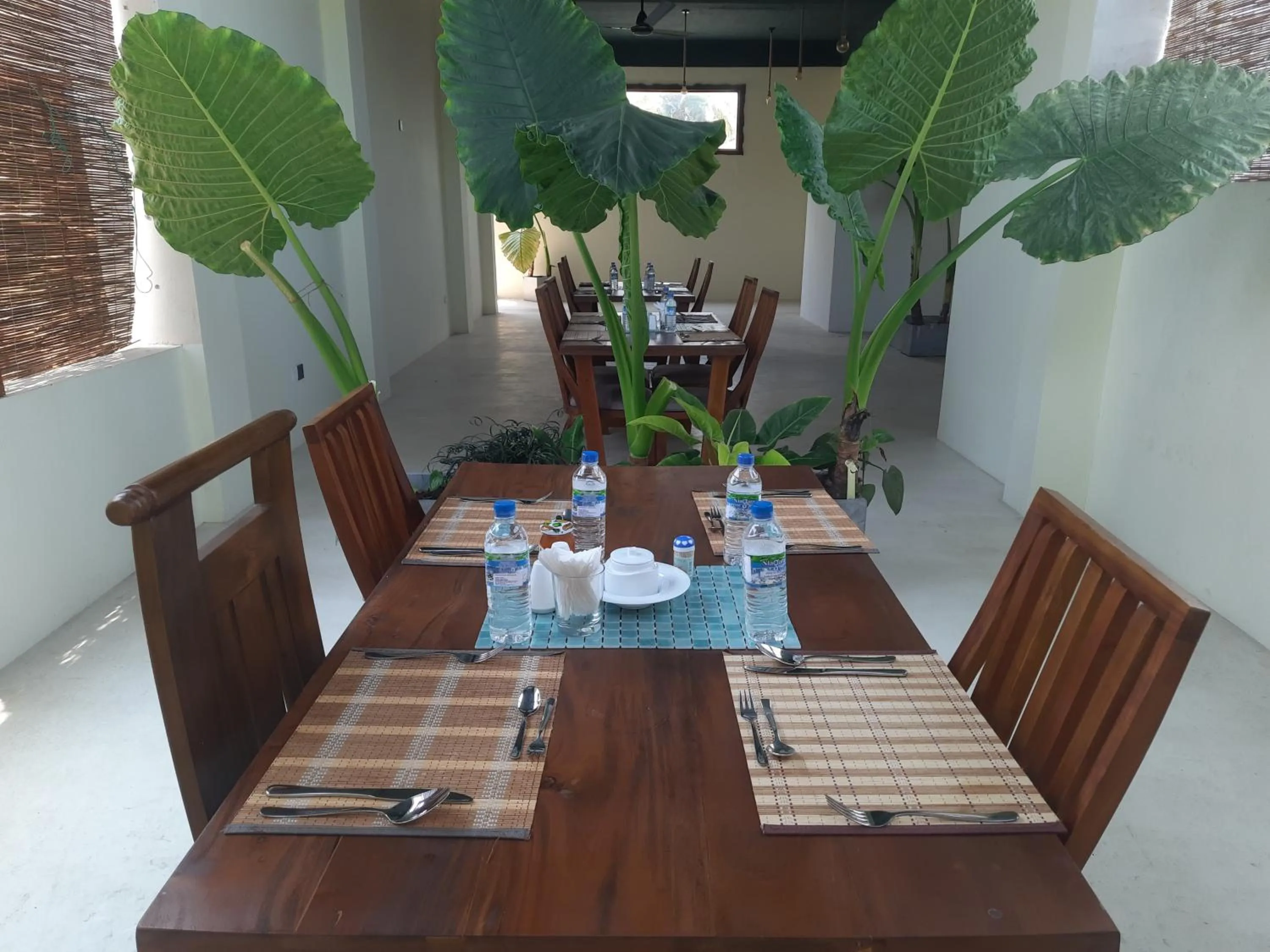 Restaurant/places to eat in Spicepeek Boutique Hotel CMB Airport