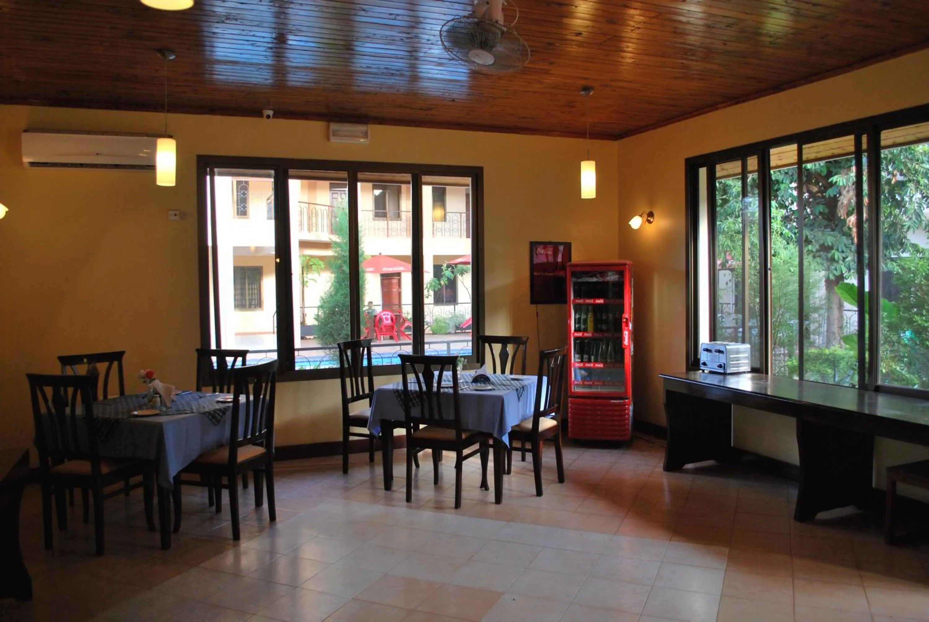 Dining area in Parkview Inn
