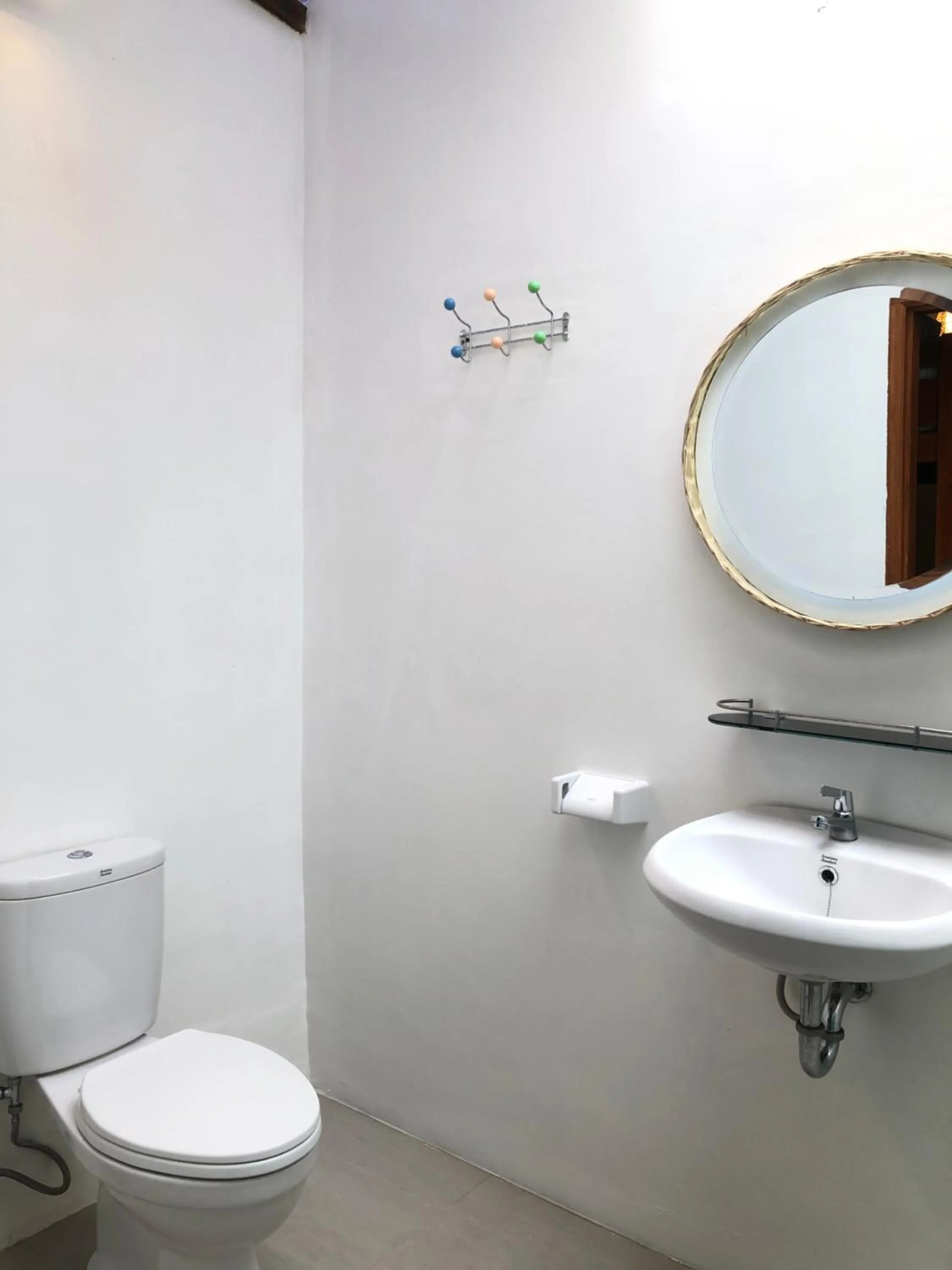 Toilet in Roots Hotel Trawangan