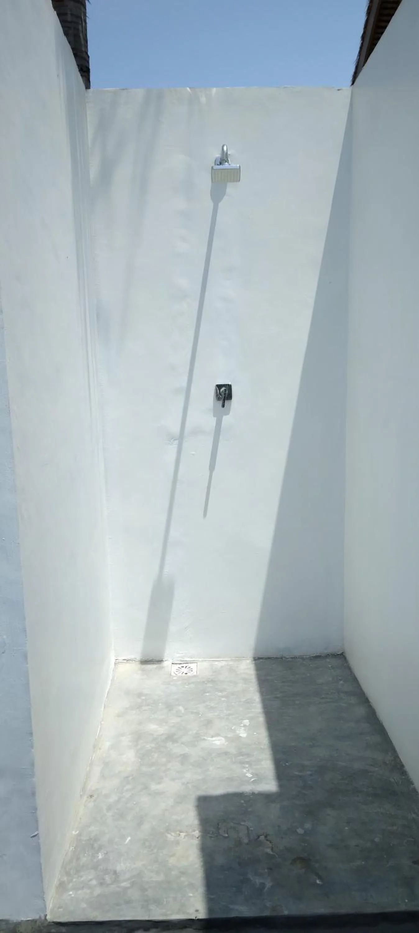 Shower in Roots Hotel Trawangan