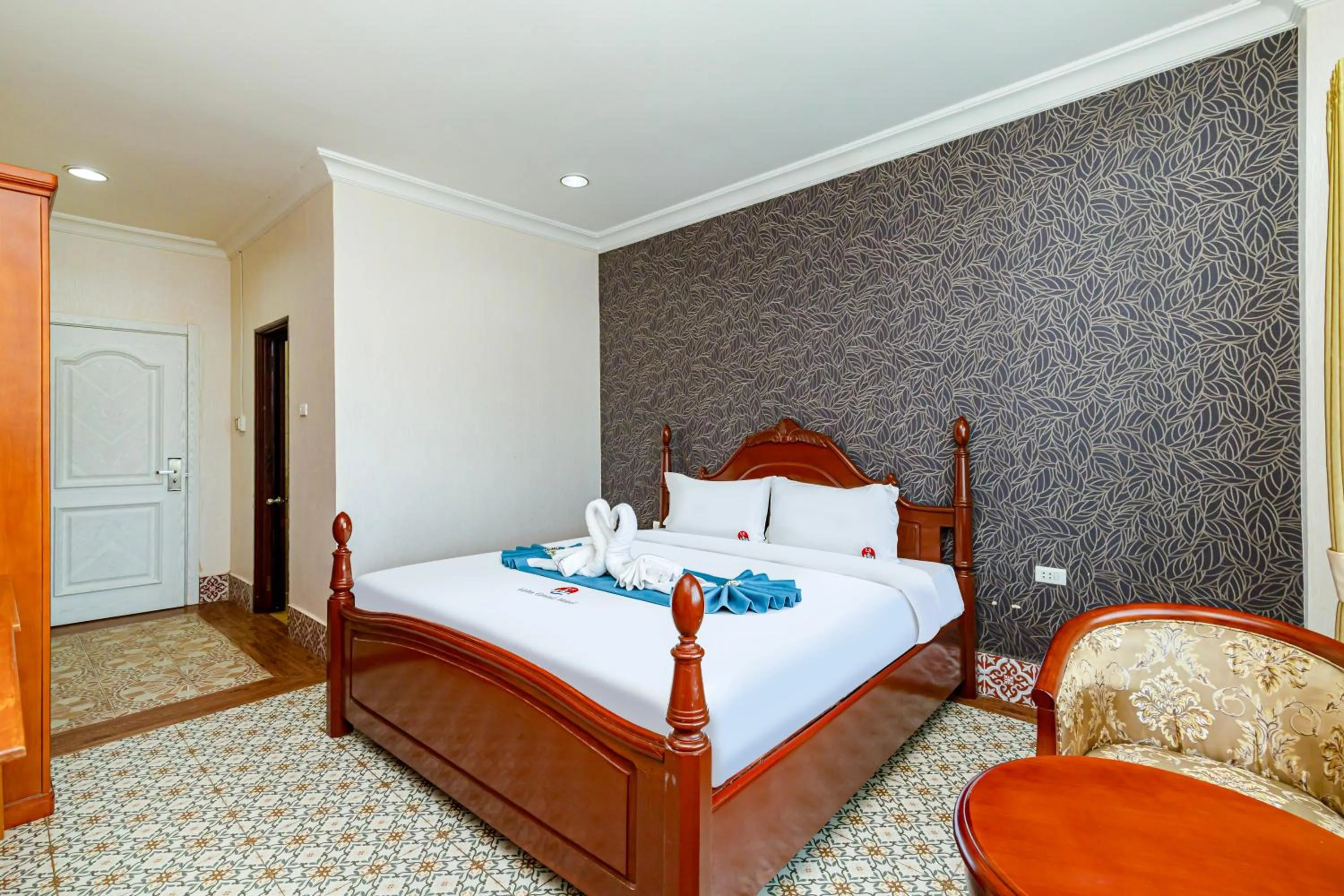 Photo of the whole room, Bed in Lisha Roungnakhone Hotel