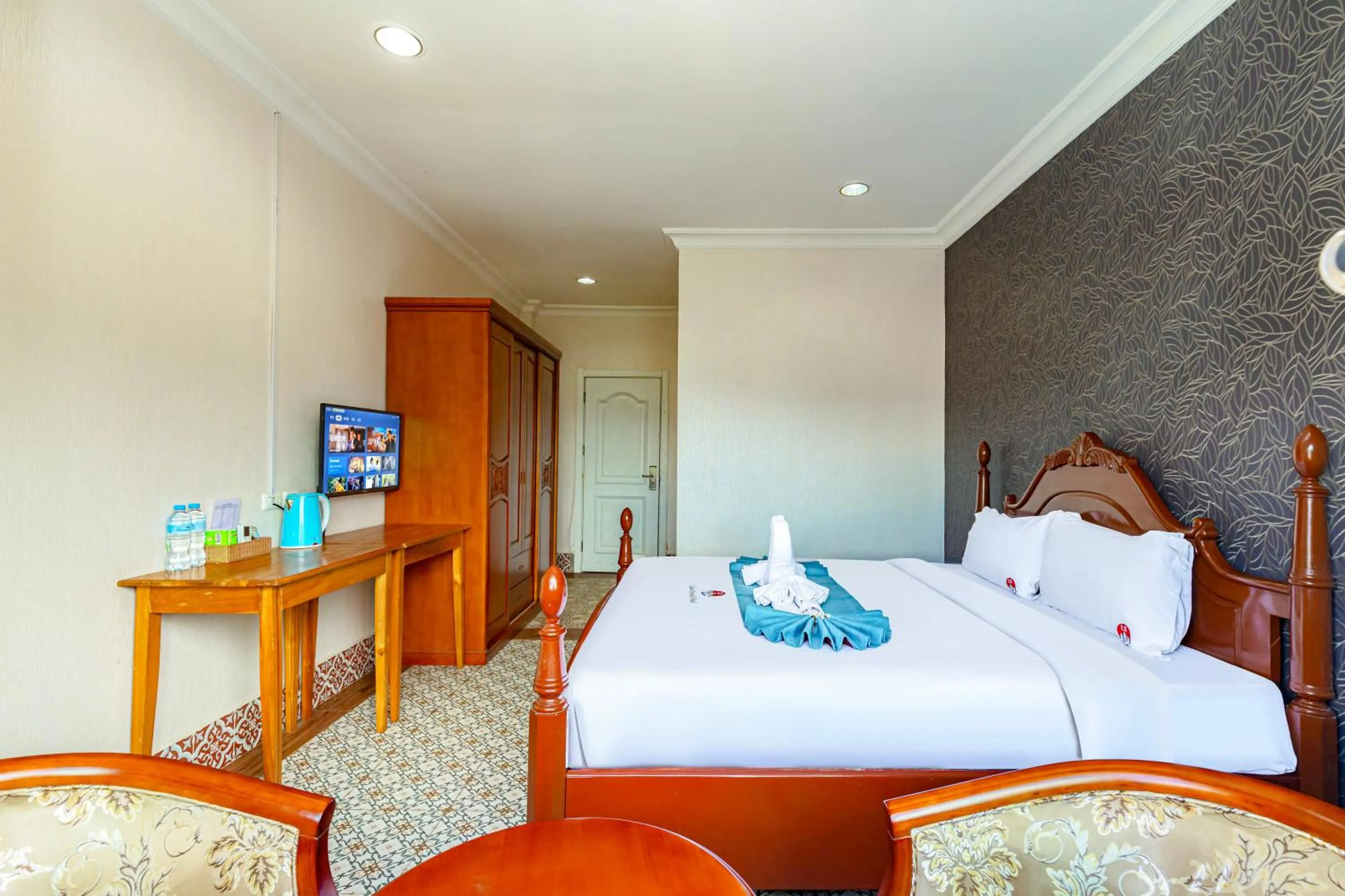 Photo of the whole room, Bed in Lisha Roungnakhone Hotel