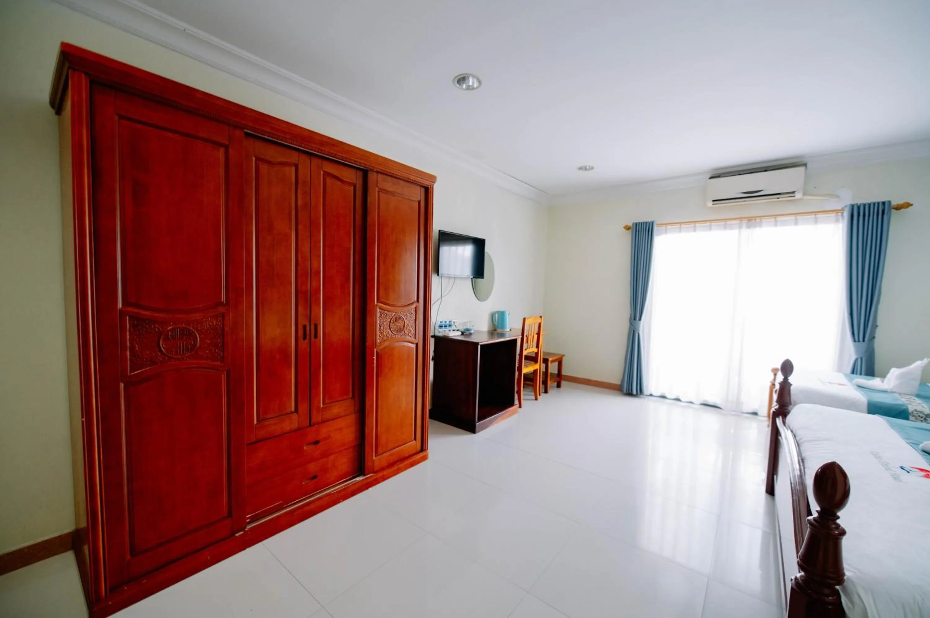 wardrobe, Bed in Lisha Roungnakhone Hotel