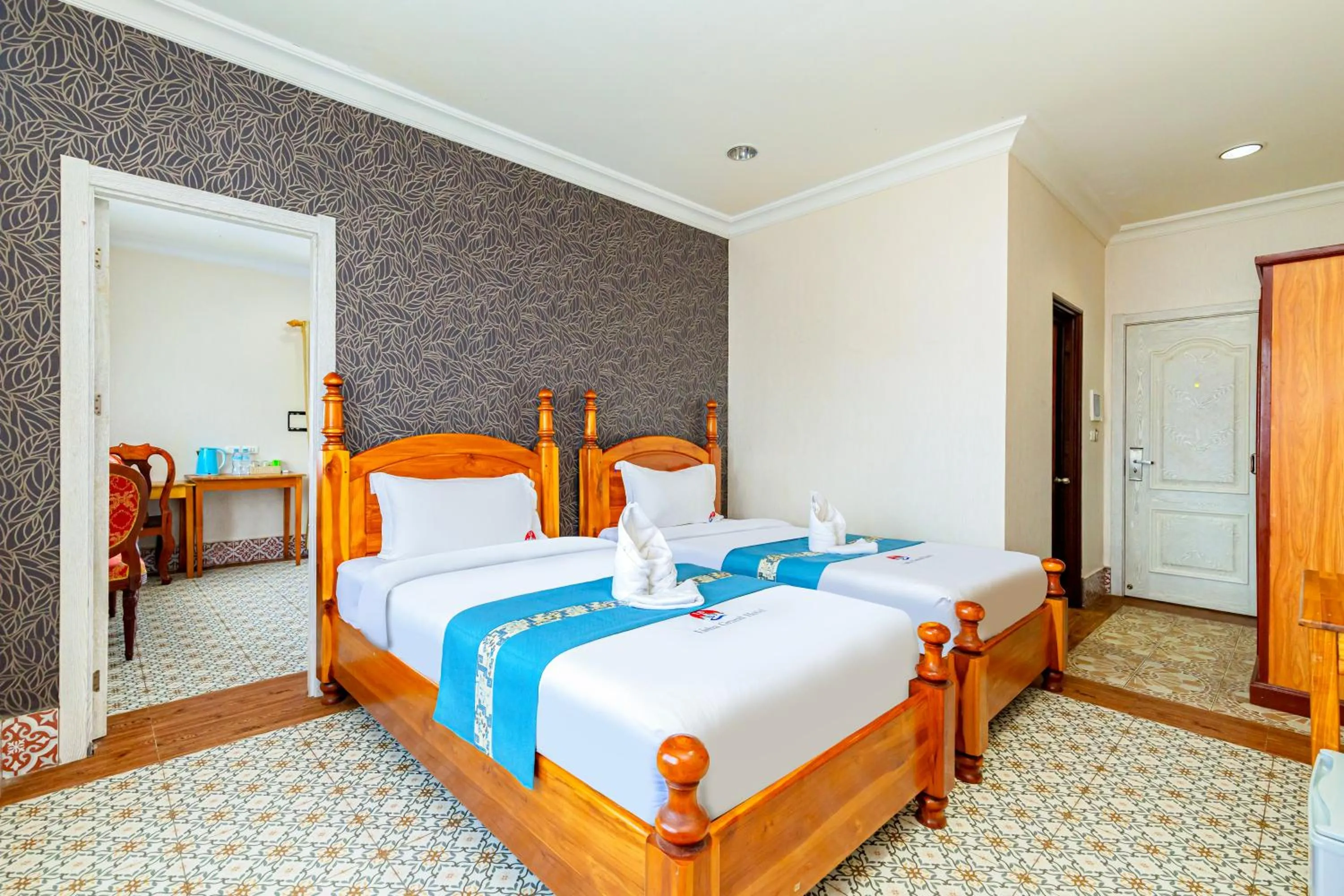 Photo of the whole room, Bed in Lisha Roungnakhone Hotel