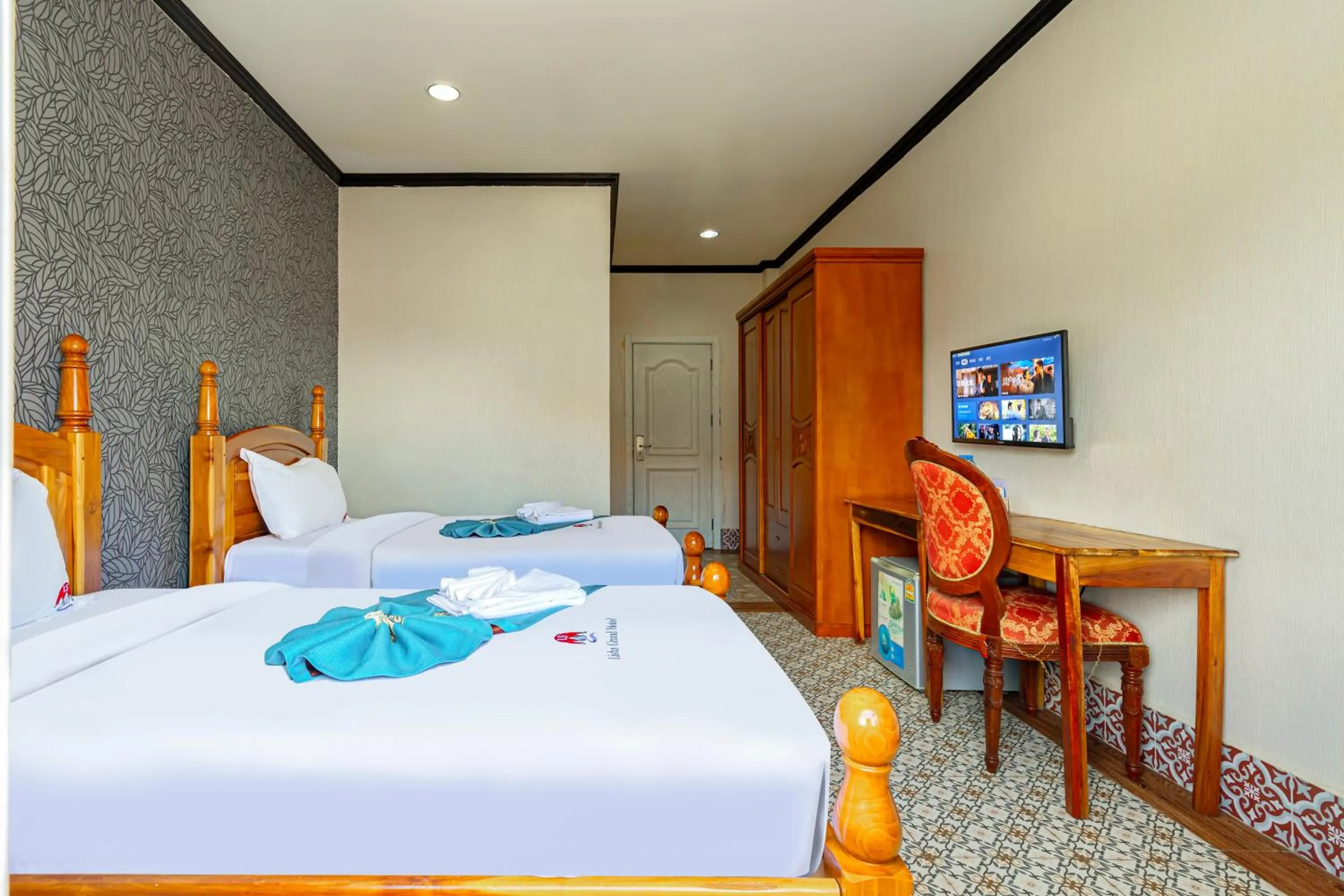 Photo of the whole room, Bed in Lisha Roungnakhone Hotel