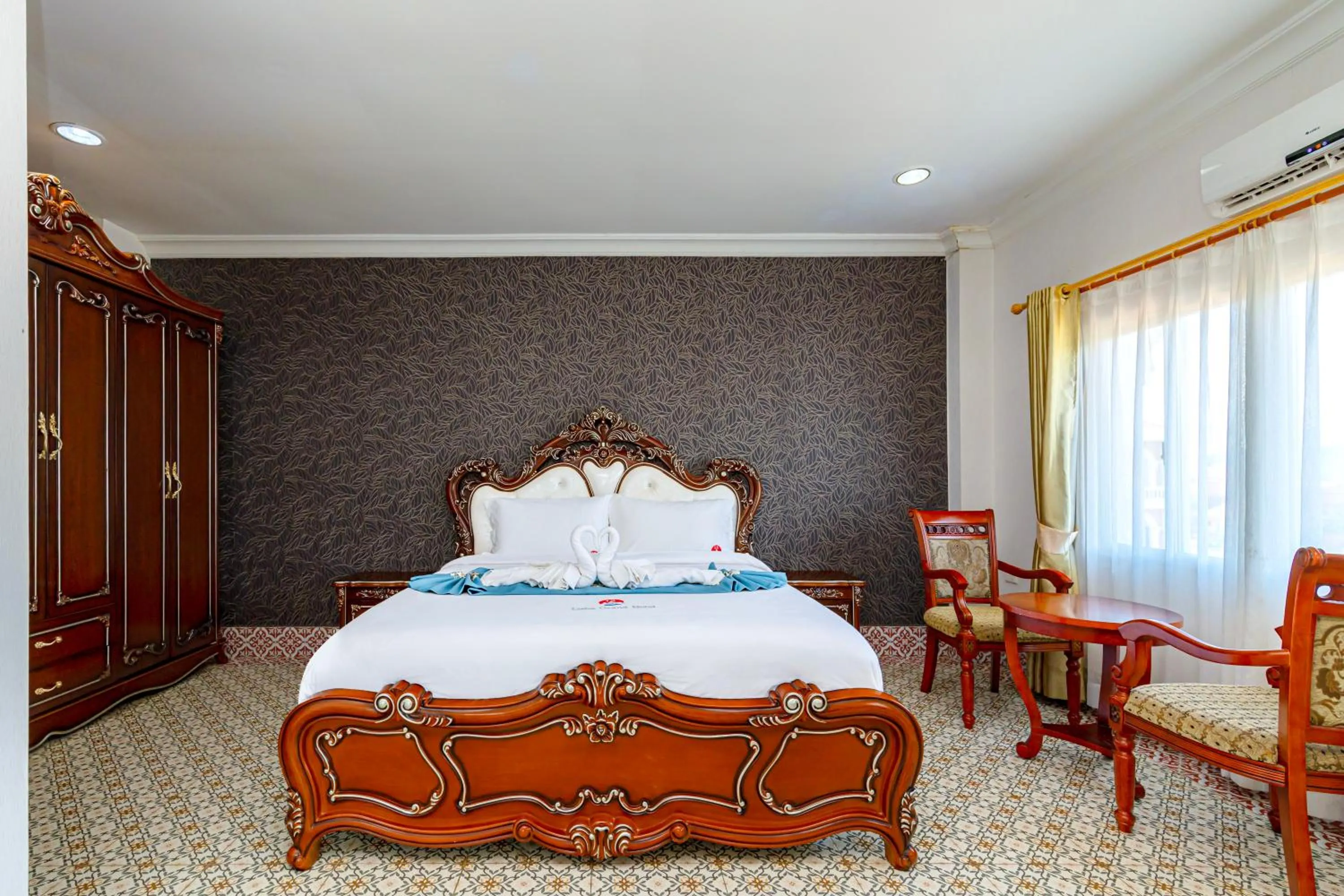 Photo of the whole room, Bed in Lisha Roungnakhone Hotel