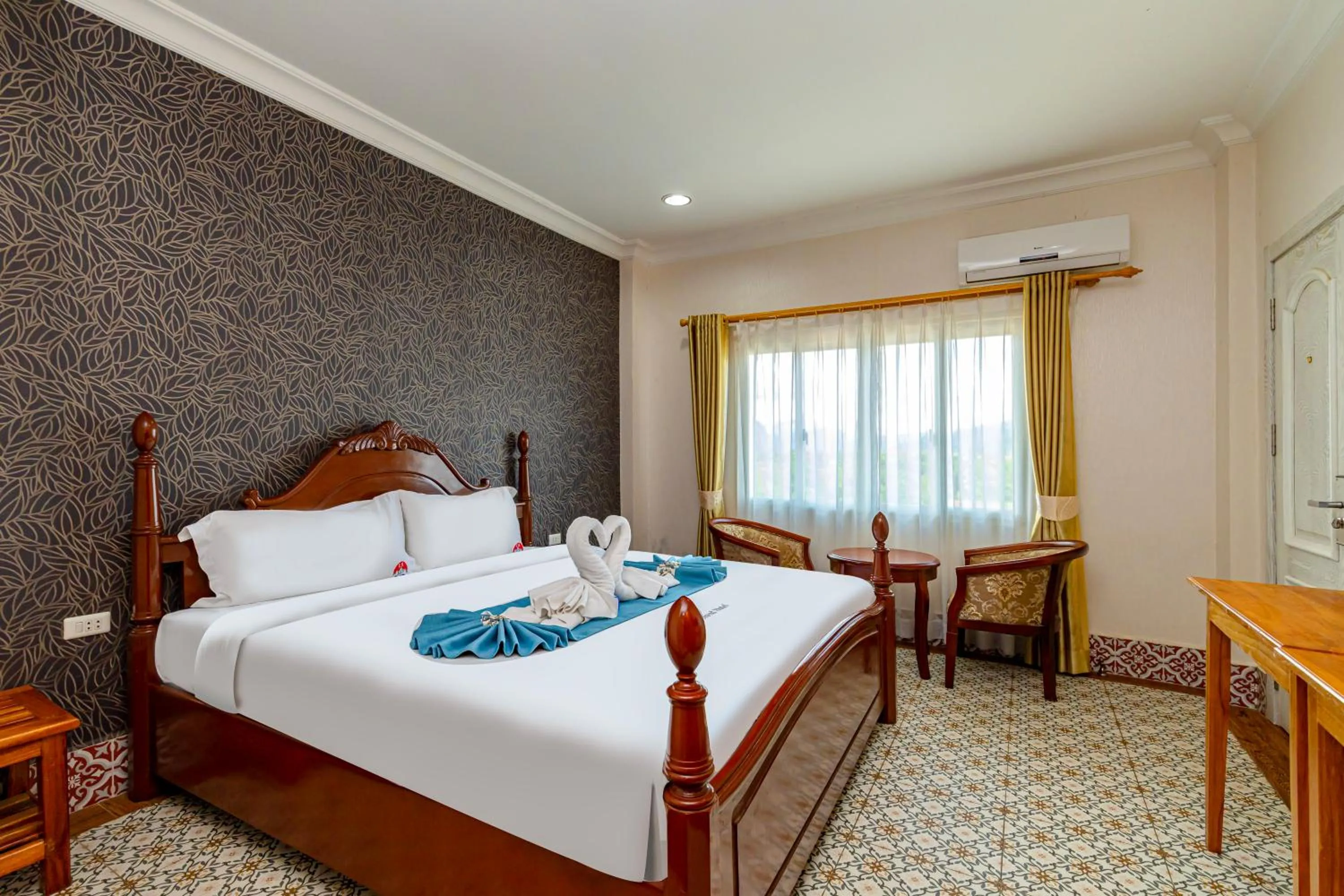 Seating area, Bed in Lisha Roungnakhone Hotel