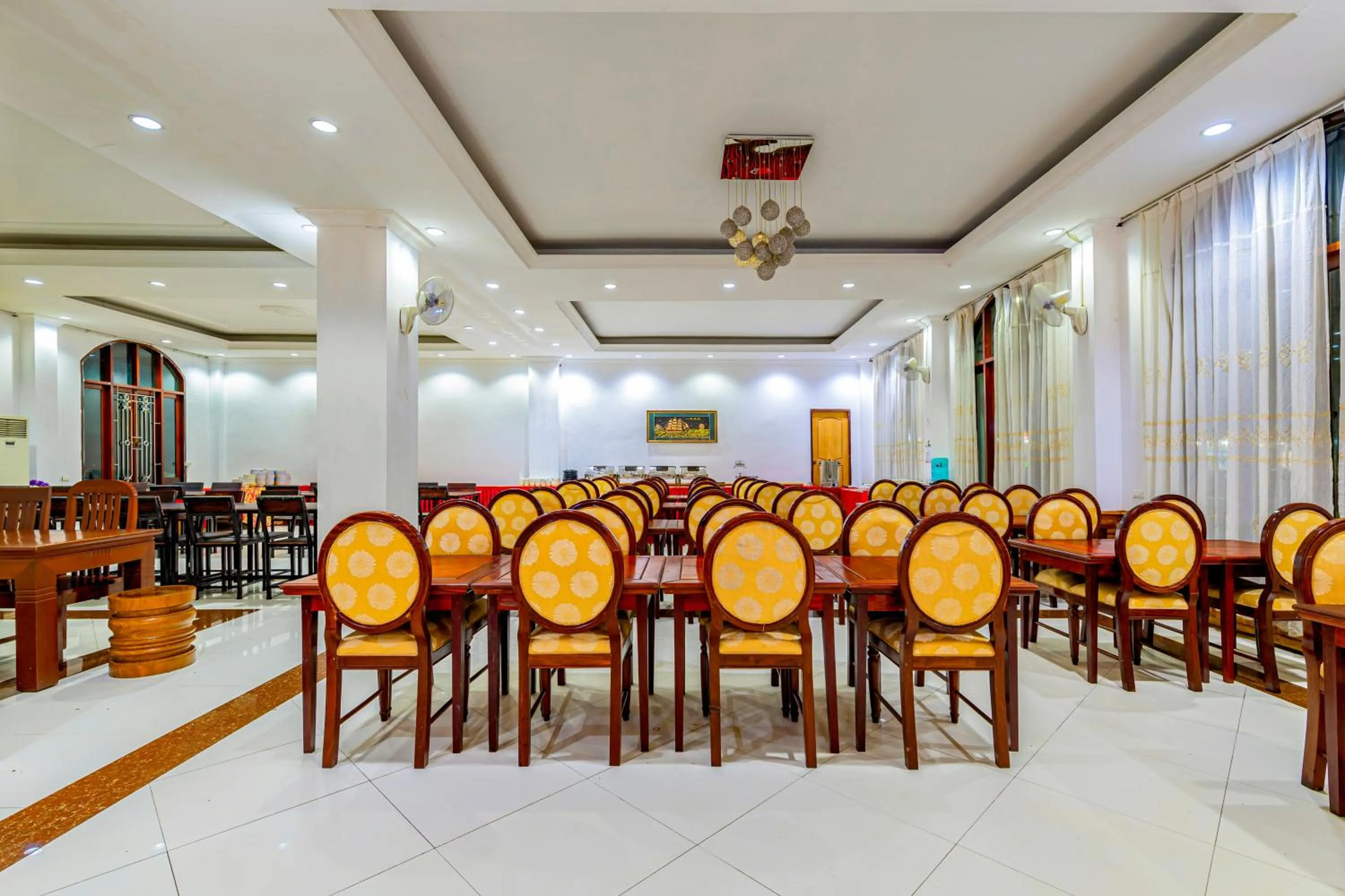 Restaurant/places to eat in Lisha Roungnakhone Hotel