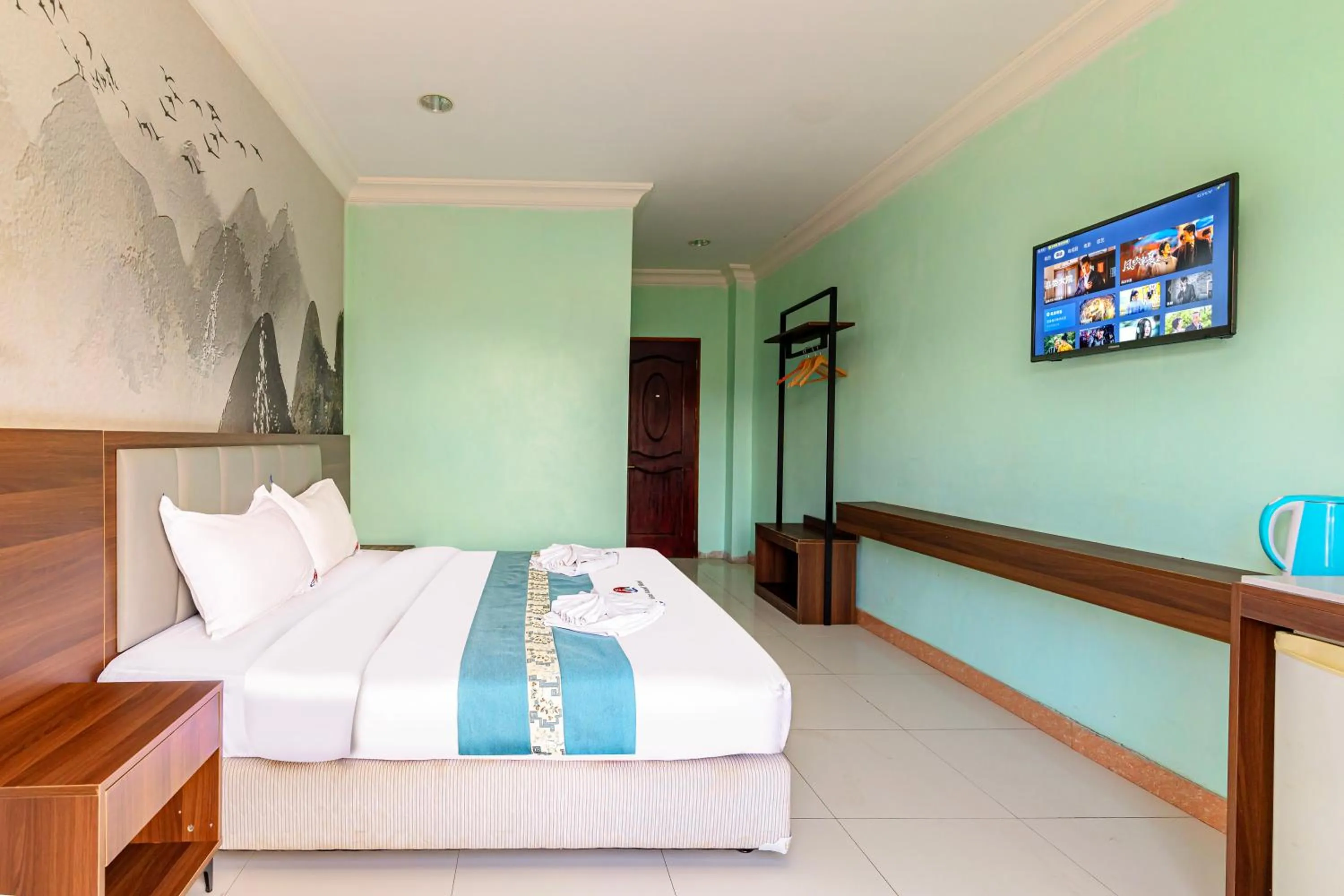 Photo of the whole room, Bed in Lisha Roungnakhone Hotel