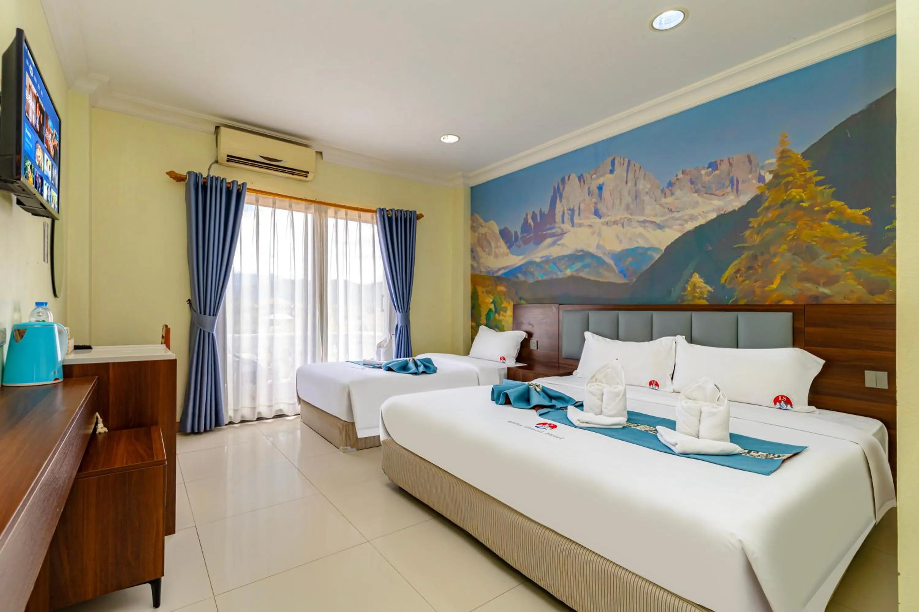 Photo of the whole room, Bed in Lisha Roungnakhone Hotel