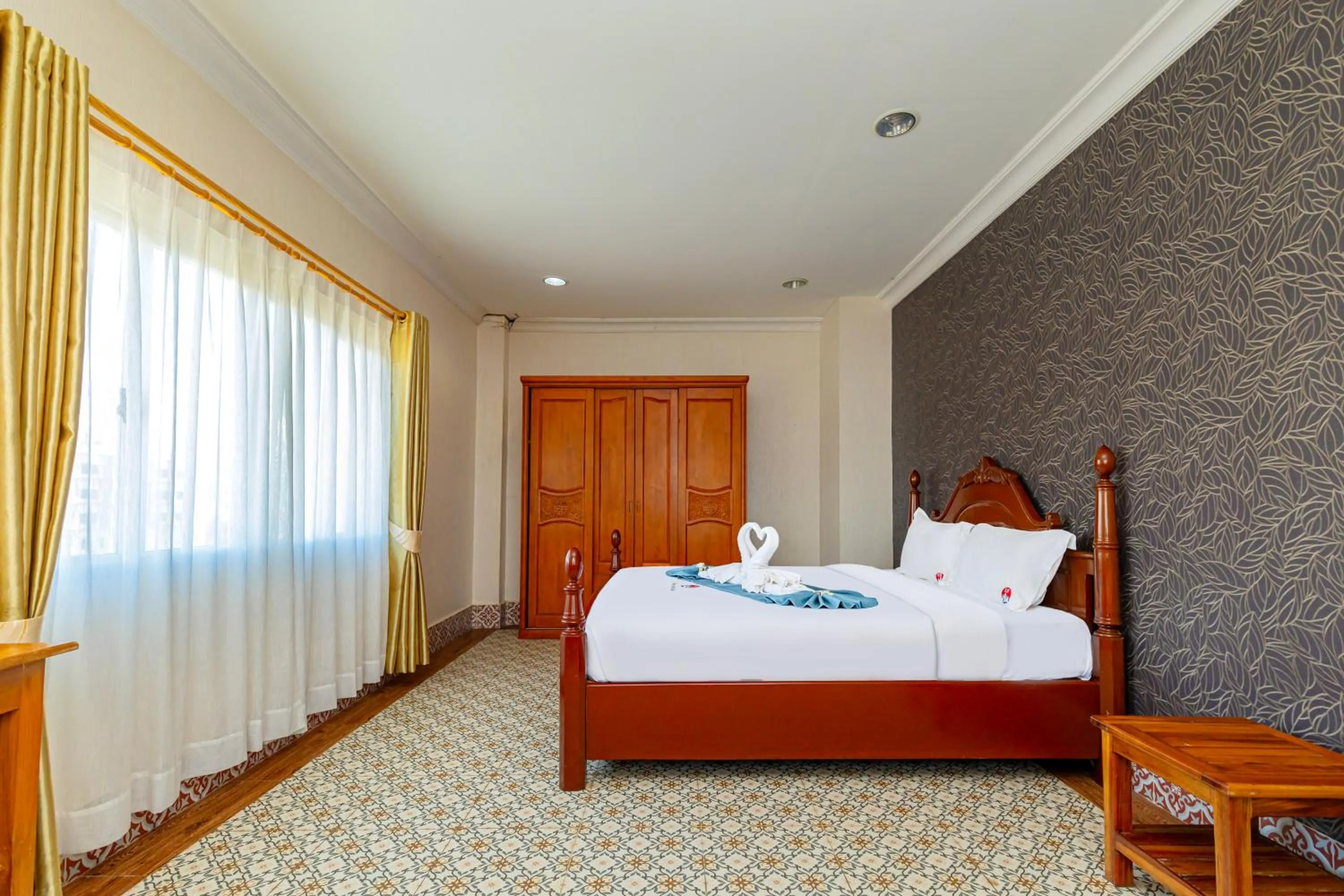 Photo of the whole room, Bed in Lisha Roungnakhone Hotel