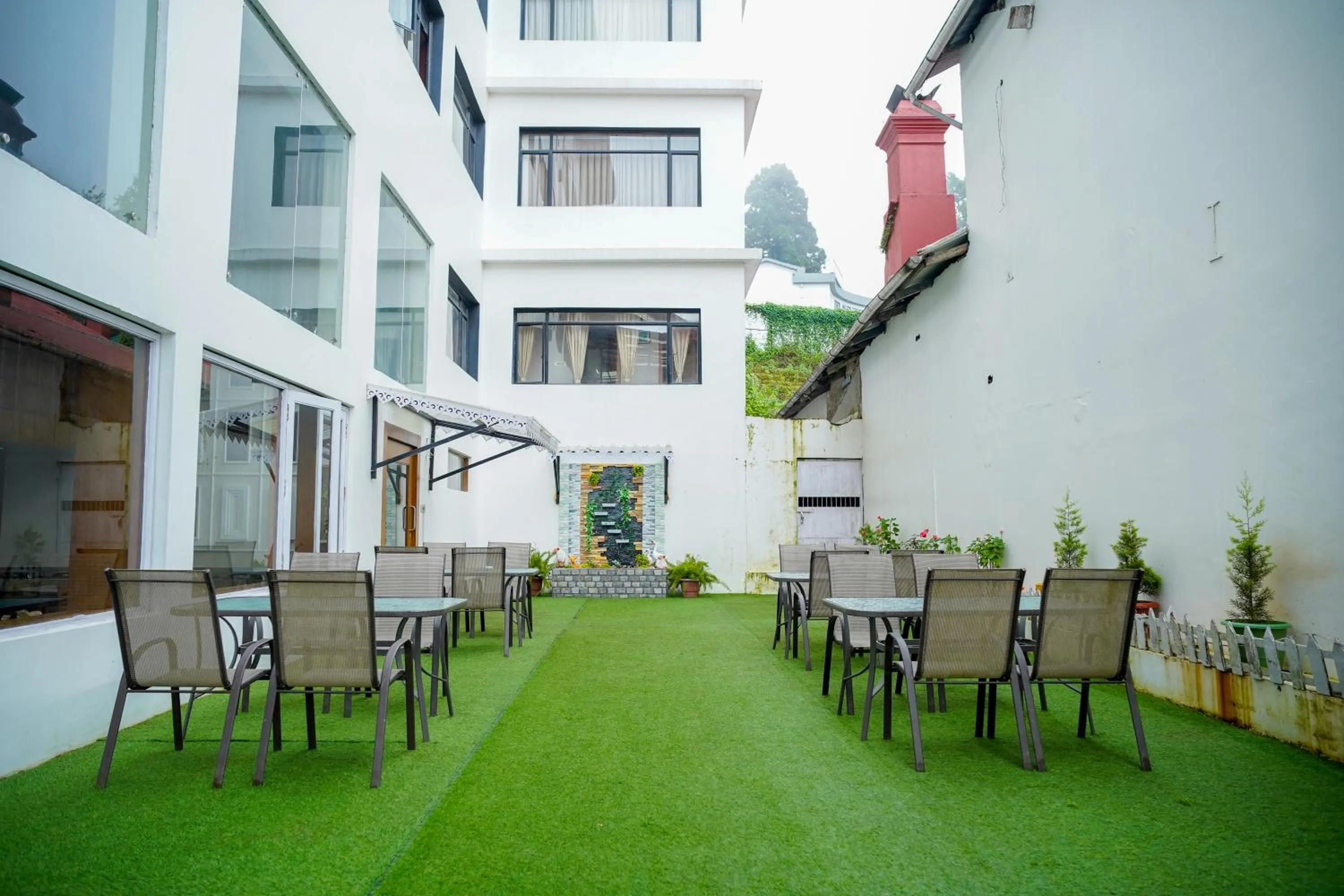 Restaurant/places to eat in ORSINO RESORT MALL ROAD