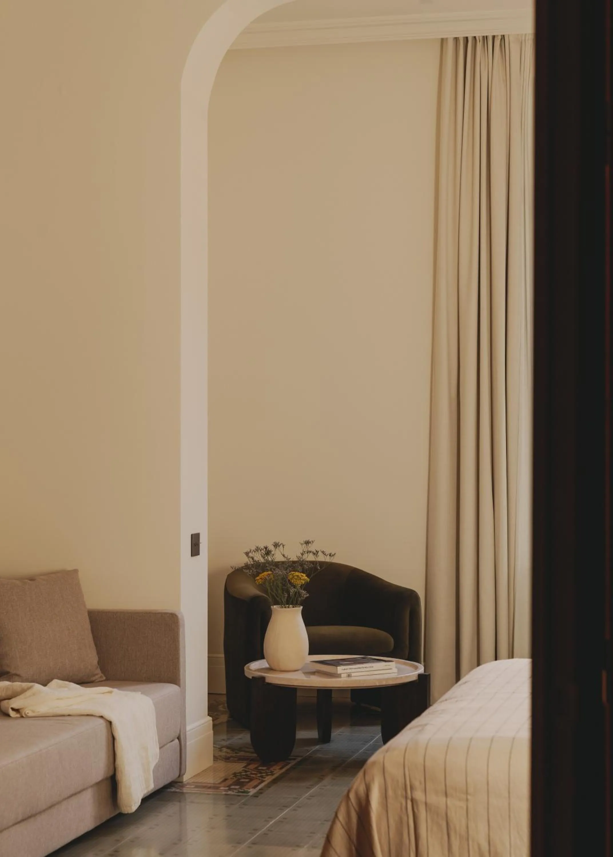 Living room, Bed in Casa Llimona Hotel Boutique