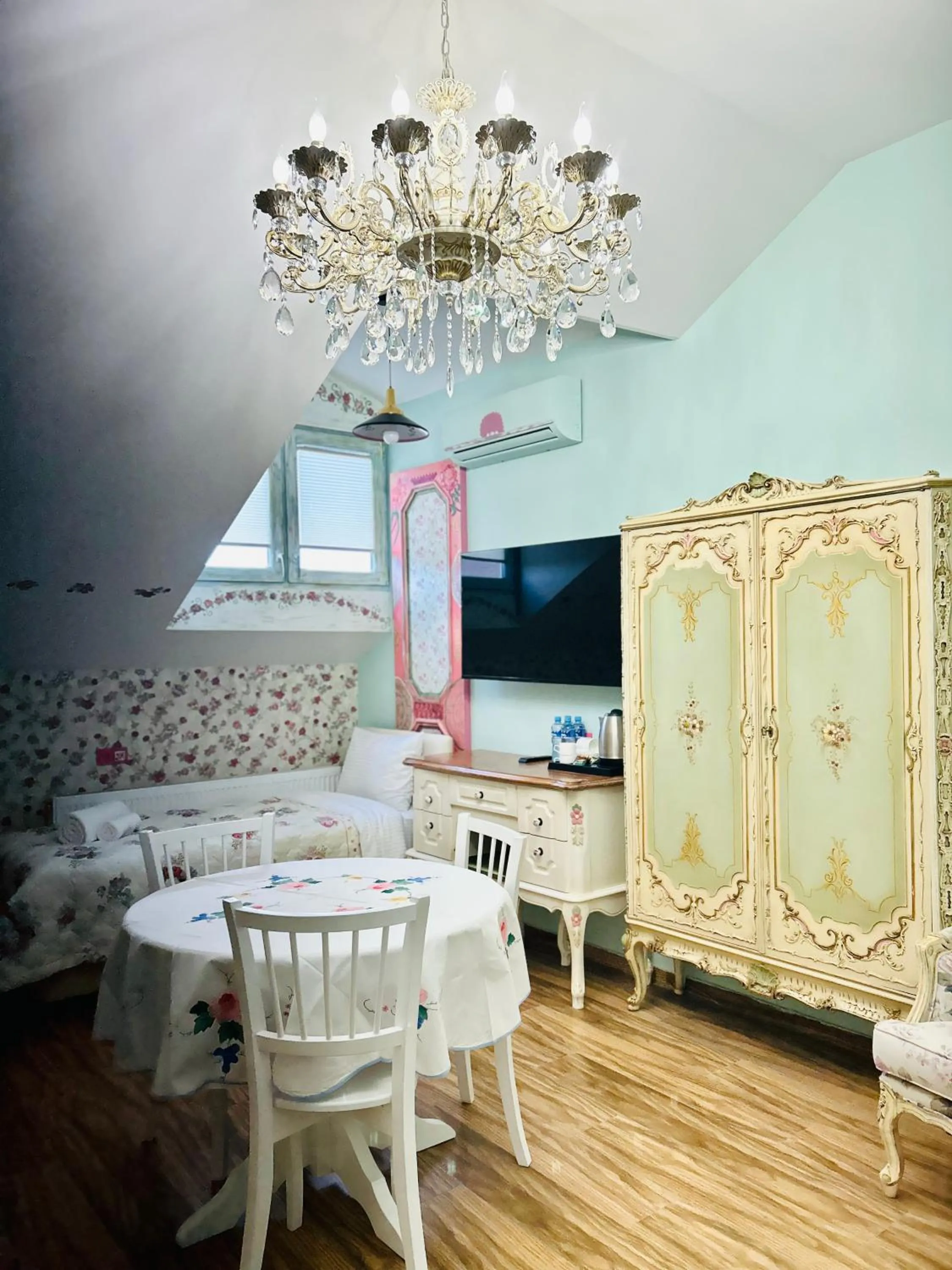 Communal lounge/ TV room in Hotel Zerta Old Tbilisi