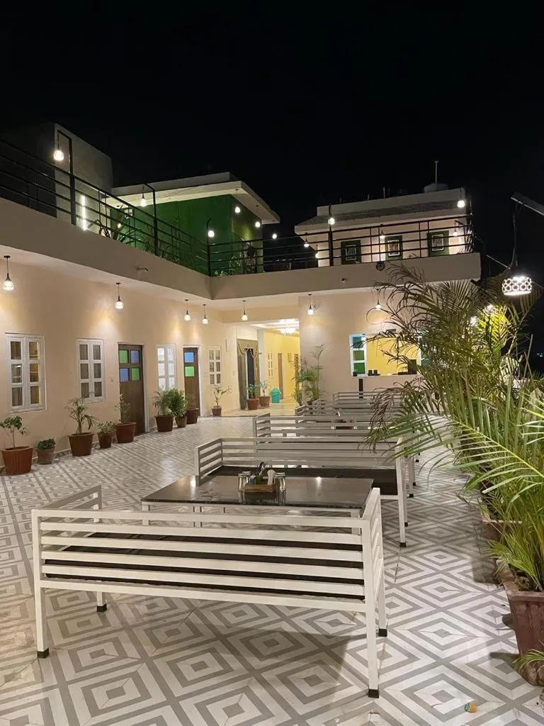 Restaurant/places to eat in House M Lodge