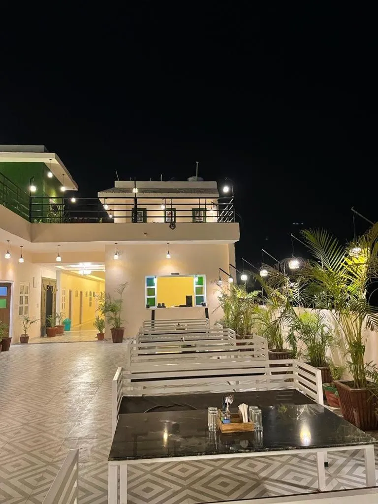 Restaurant/places to eat in House M Lodge