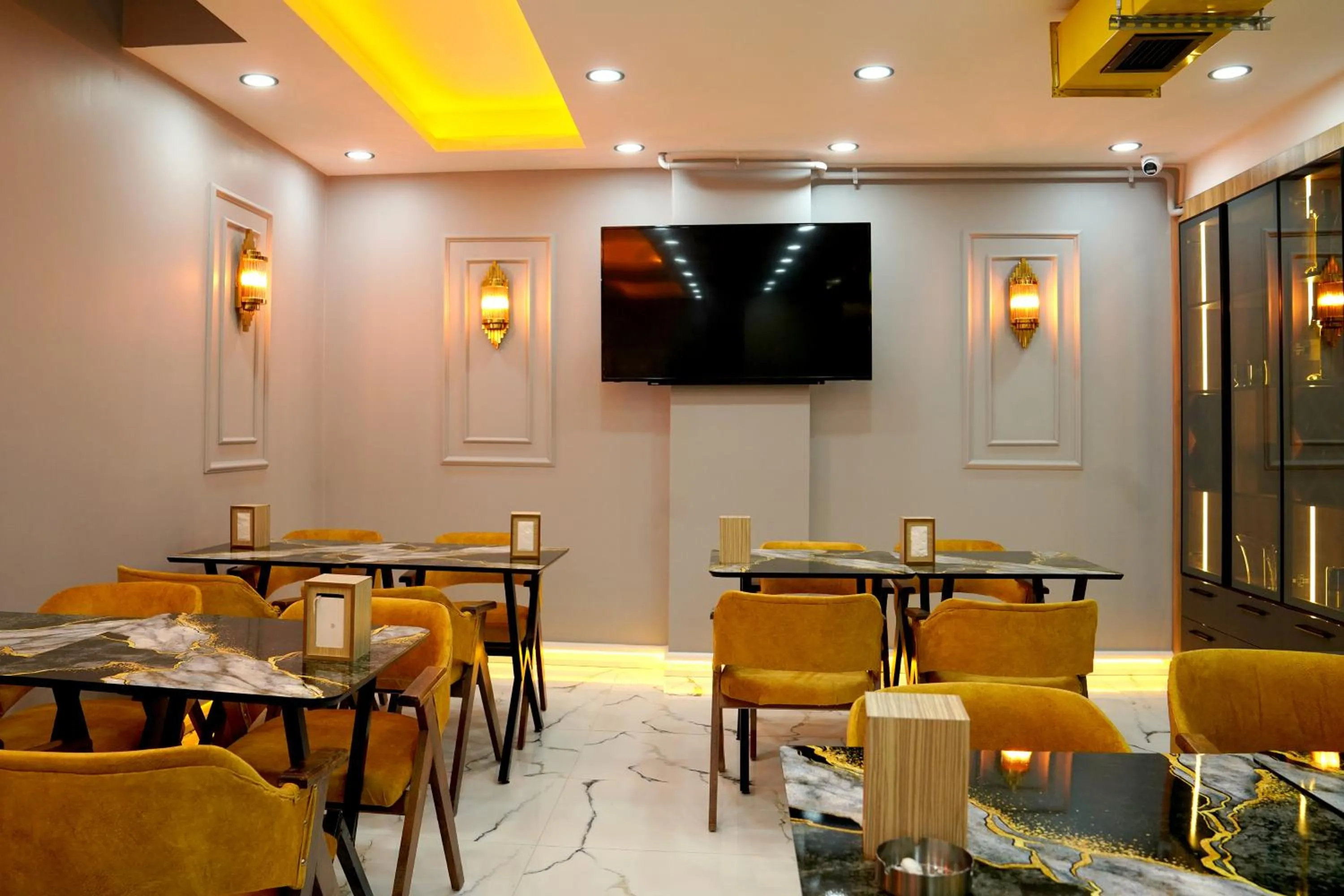 Restaurant/places to eat in GreenWich Hotel