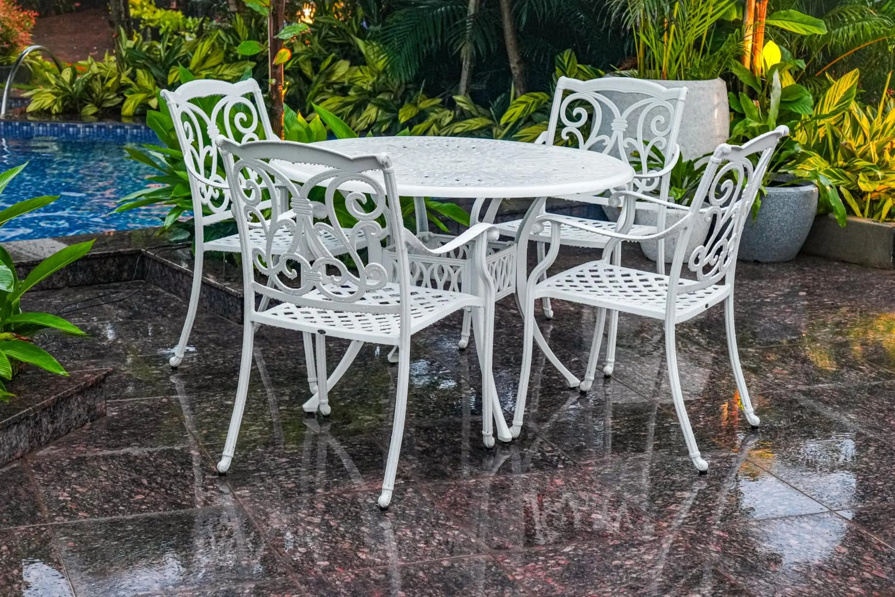 Patio in Mayfair Oasis Resort & Convention