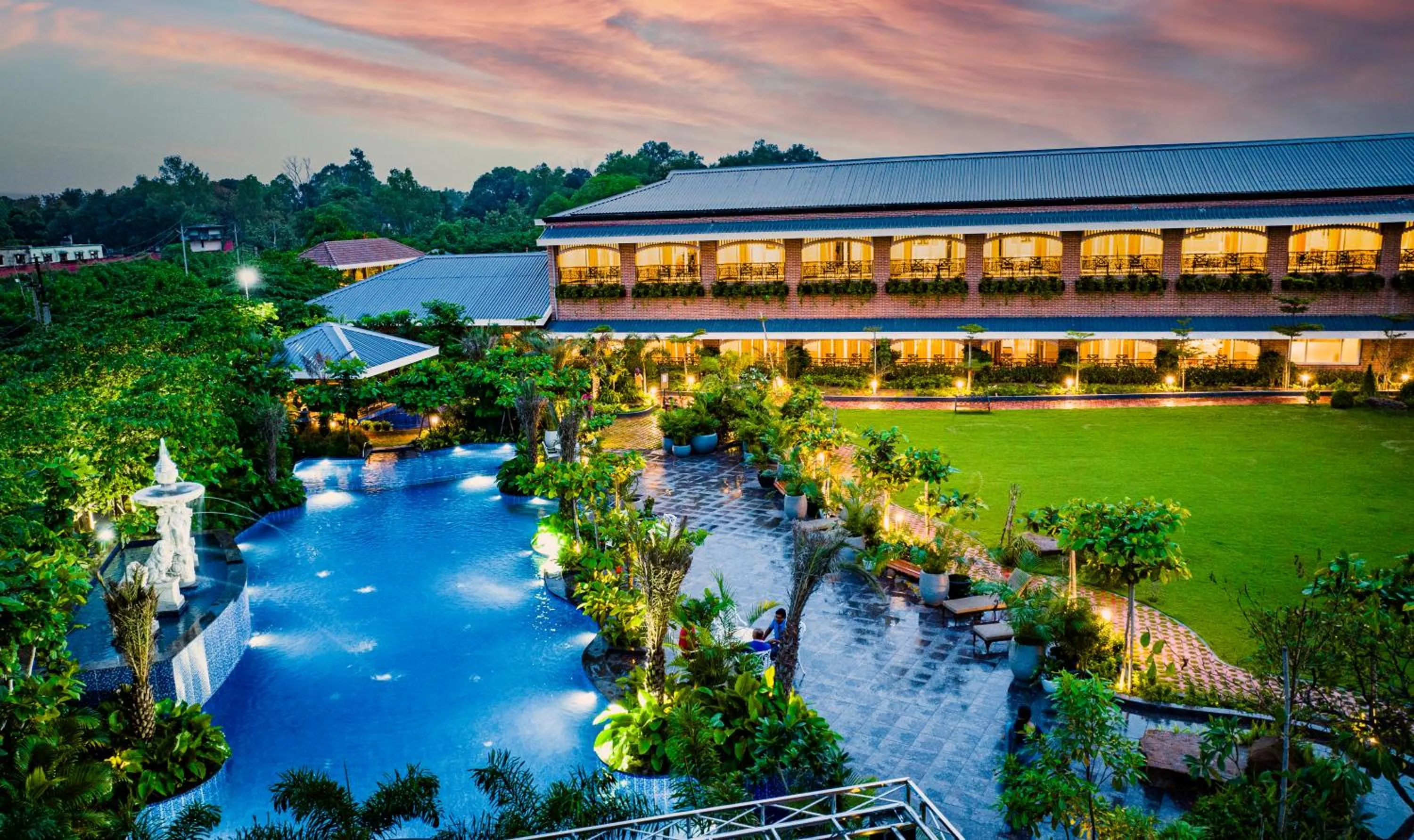 Swimming pool in Mayfair Oasis Resort & Convention