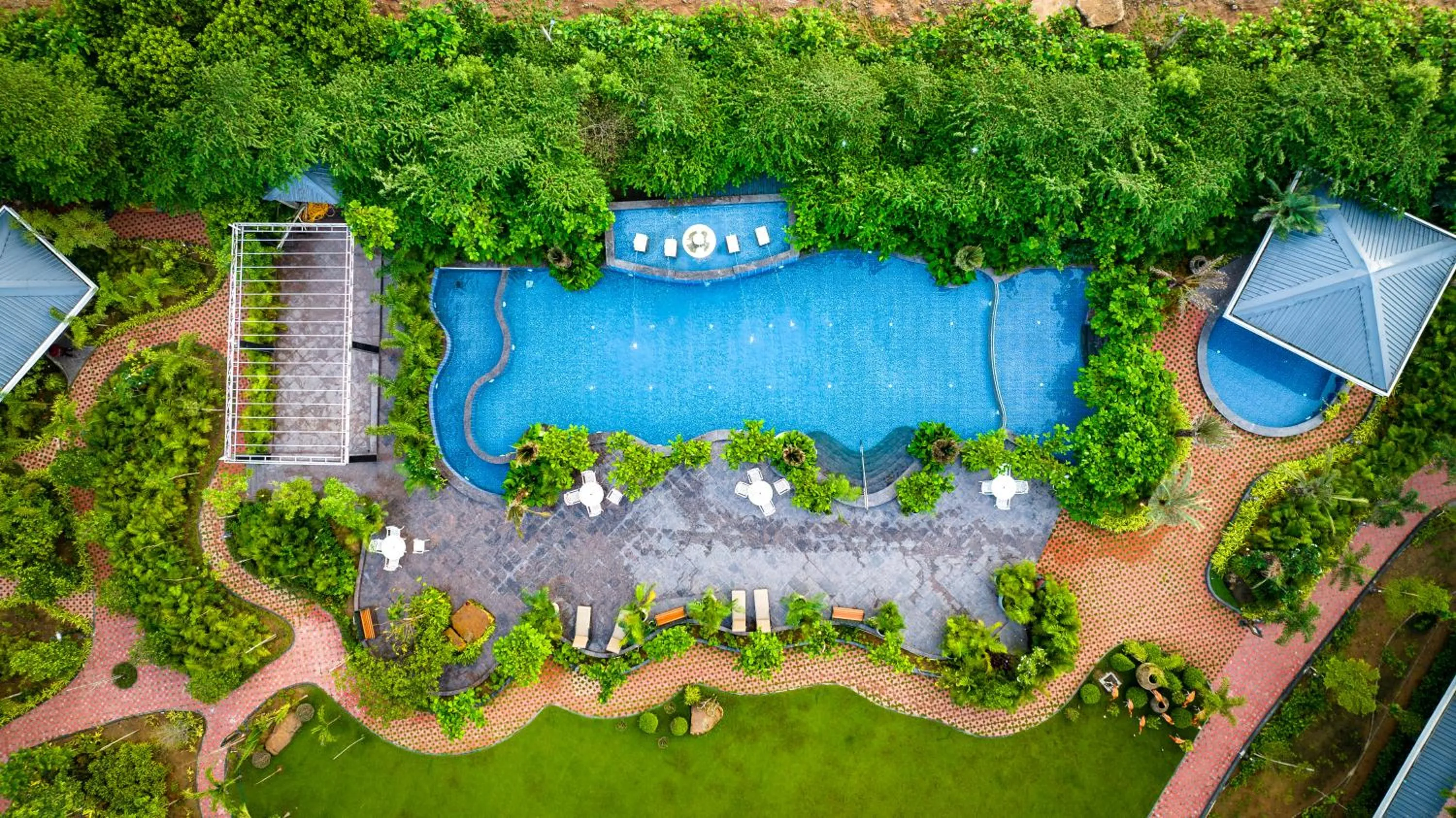 Swimming pool in Mayfair Oasis Resort & Convention