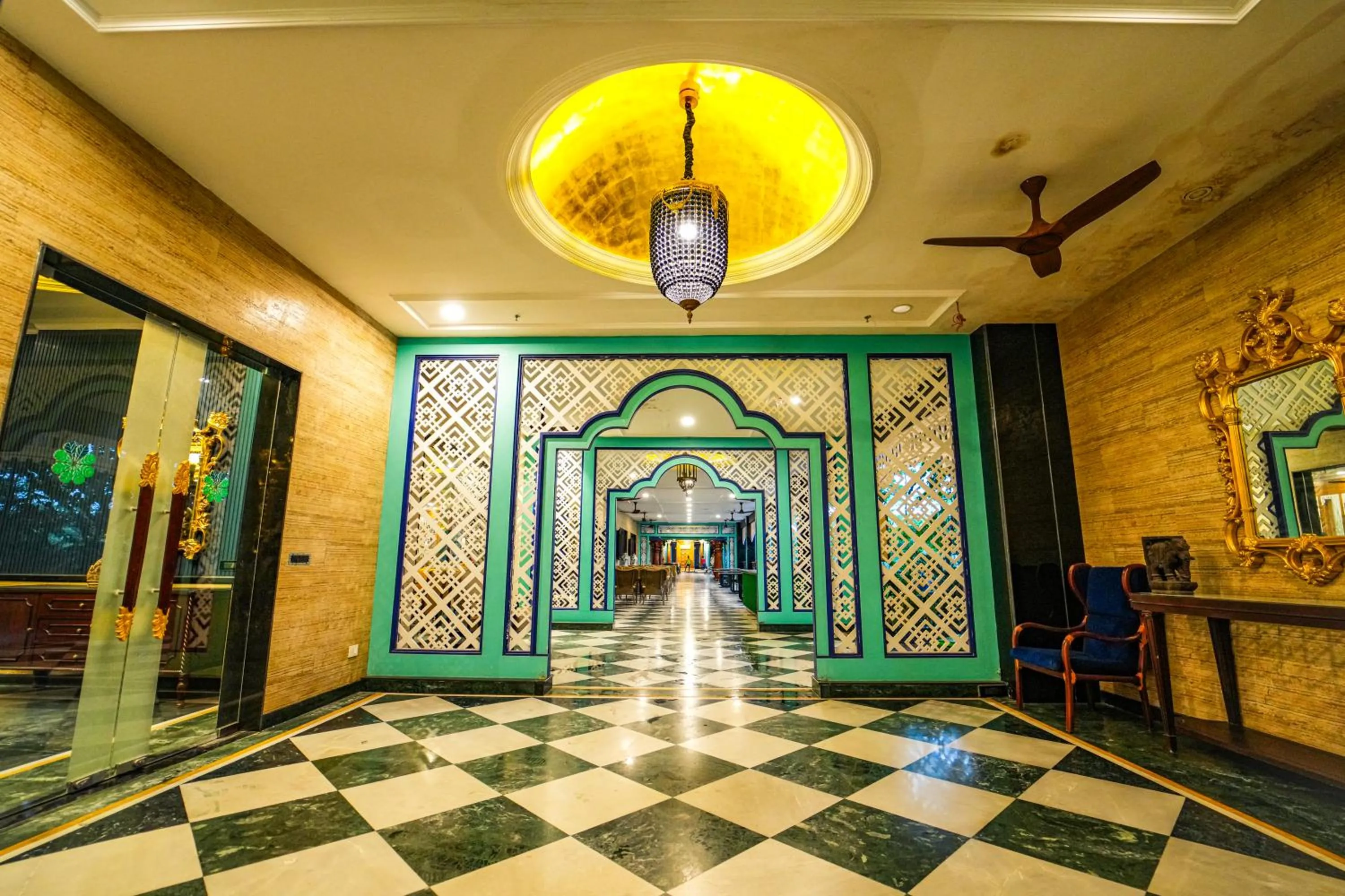 Facade/entrance in Mayfair Oasis Resort & Convention