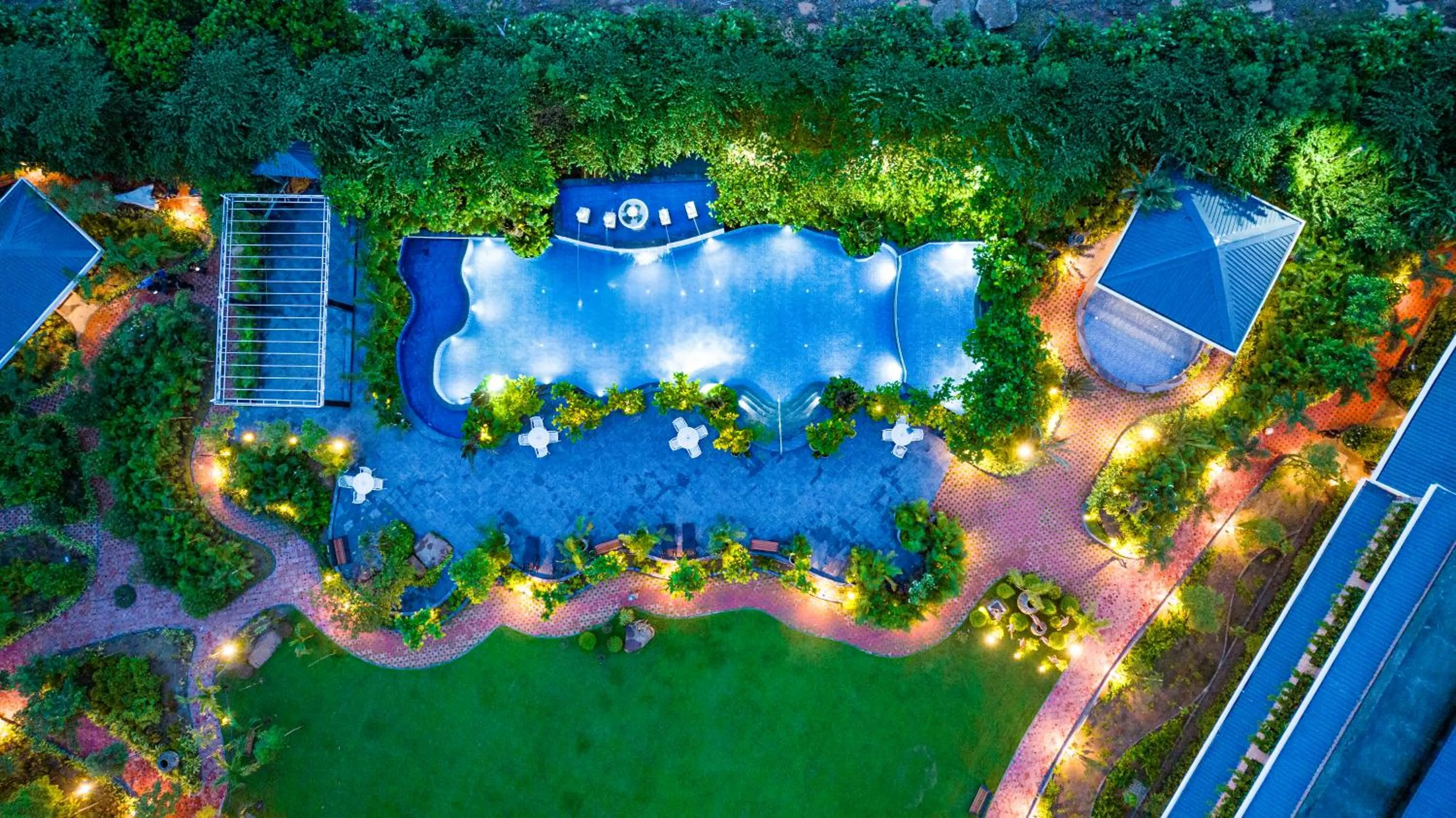 Swimming pool in Mayfair Oasis Resort & Convention