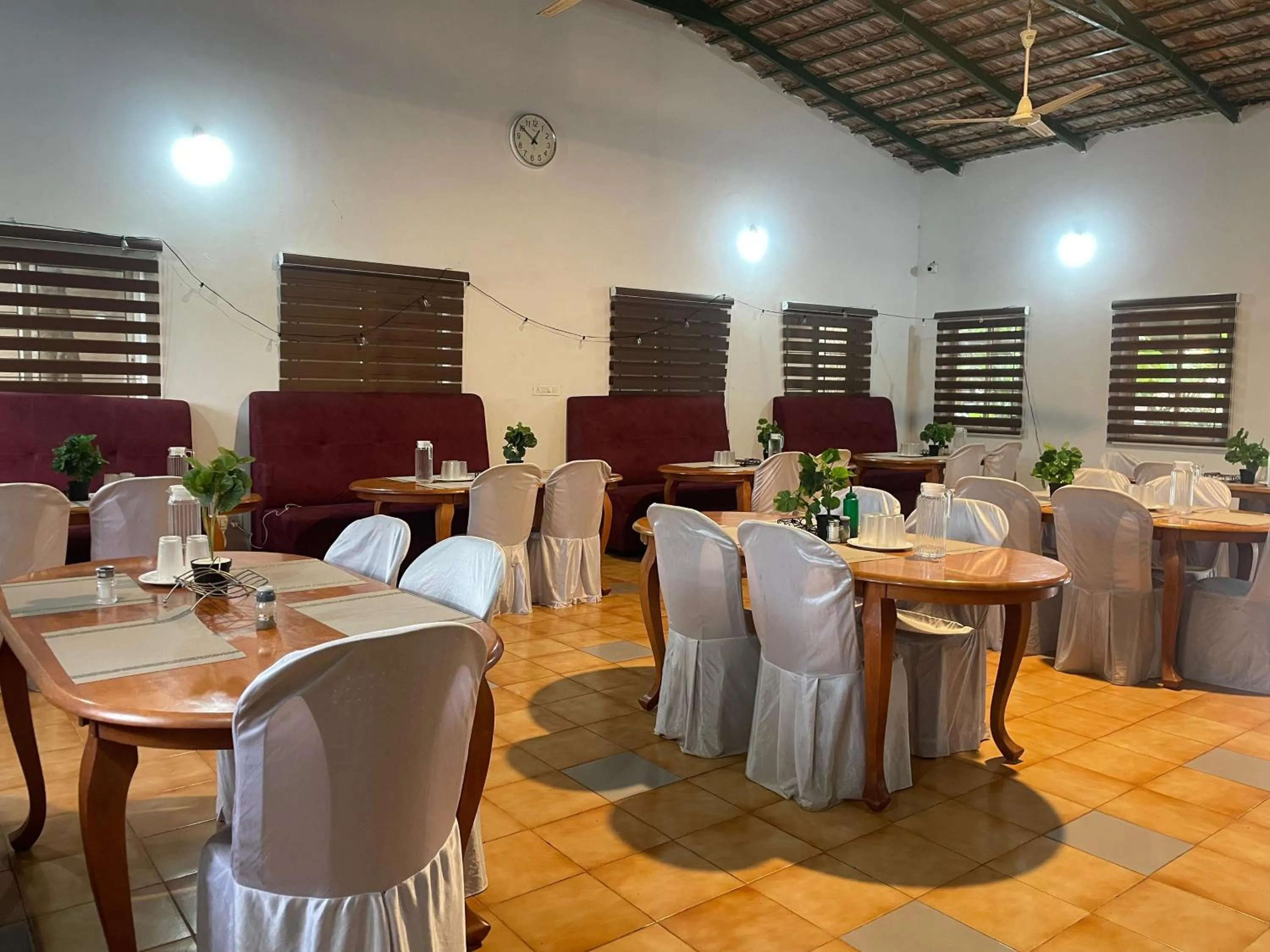 Restaurant/places to eat in Nisarga Resort