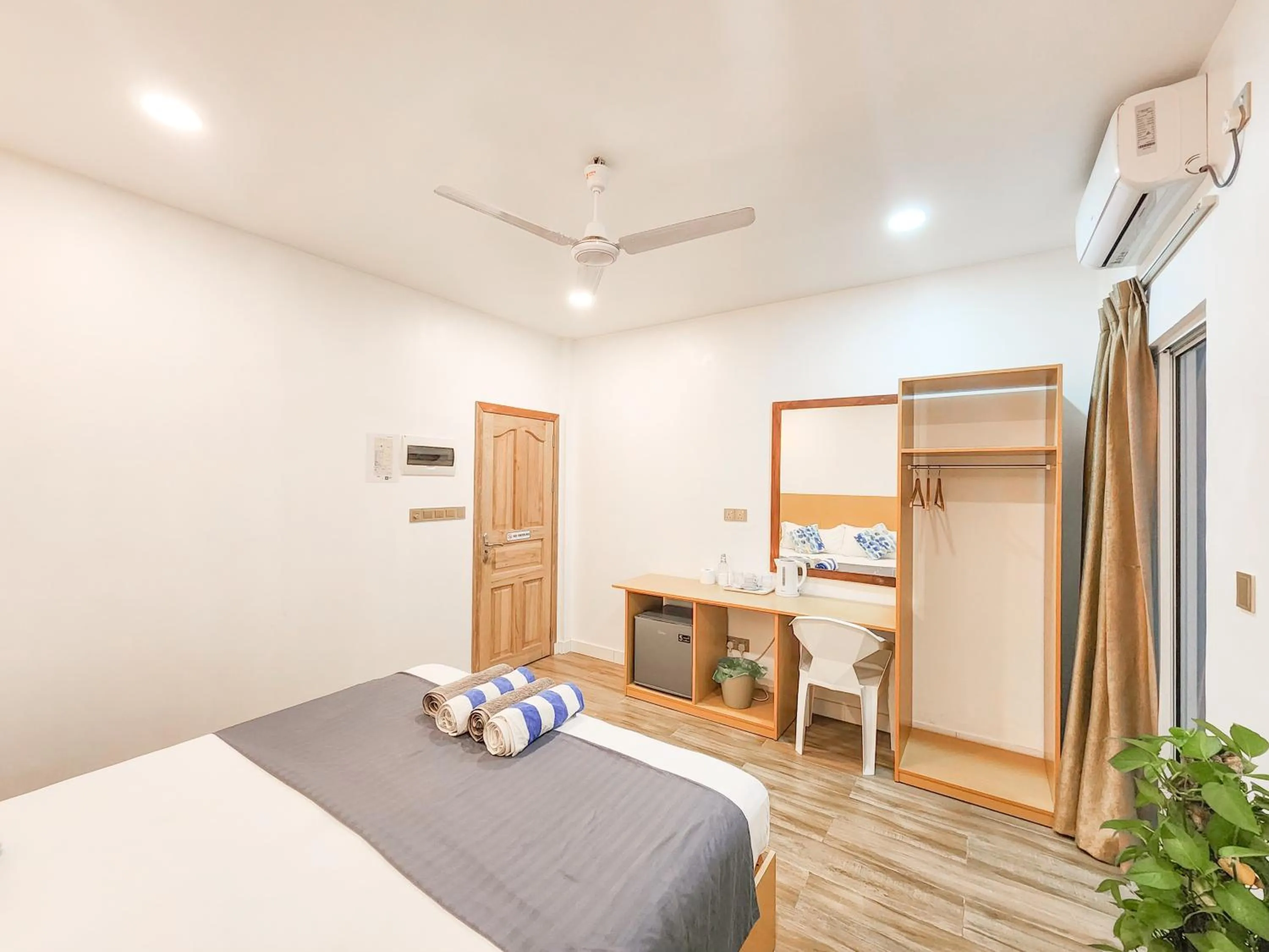 wardrobe, Bed in Raalhu Fonu Maldives