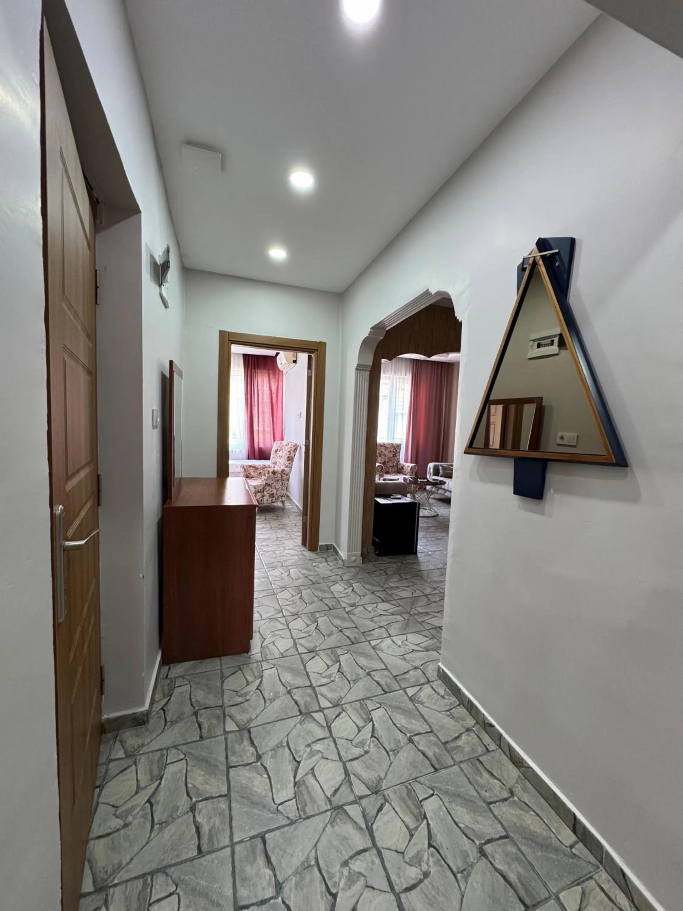 Communal lounge/ TV room in beyzade apart hotel