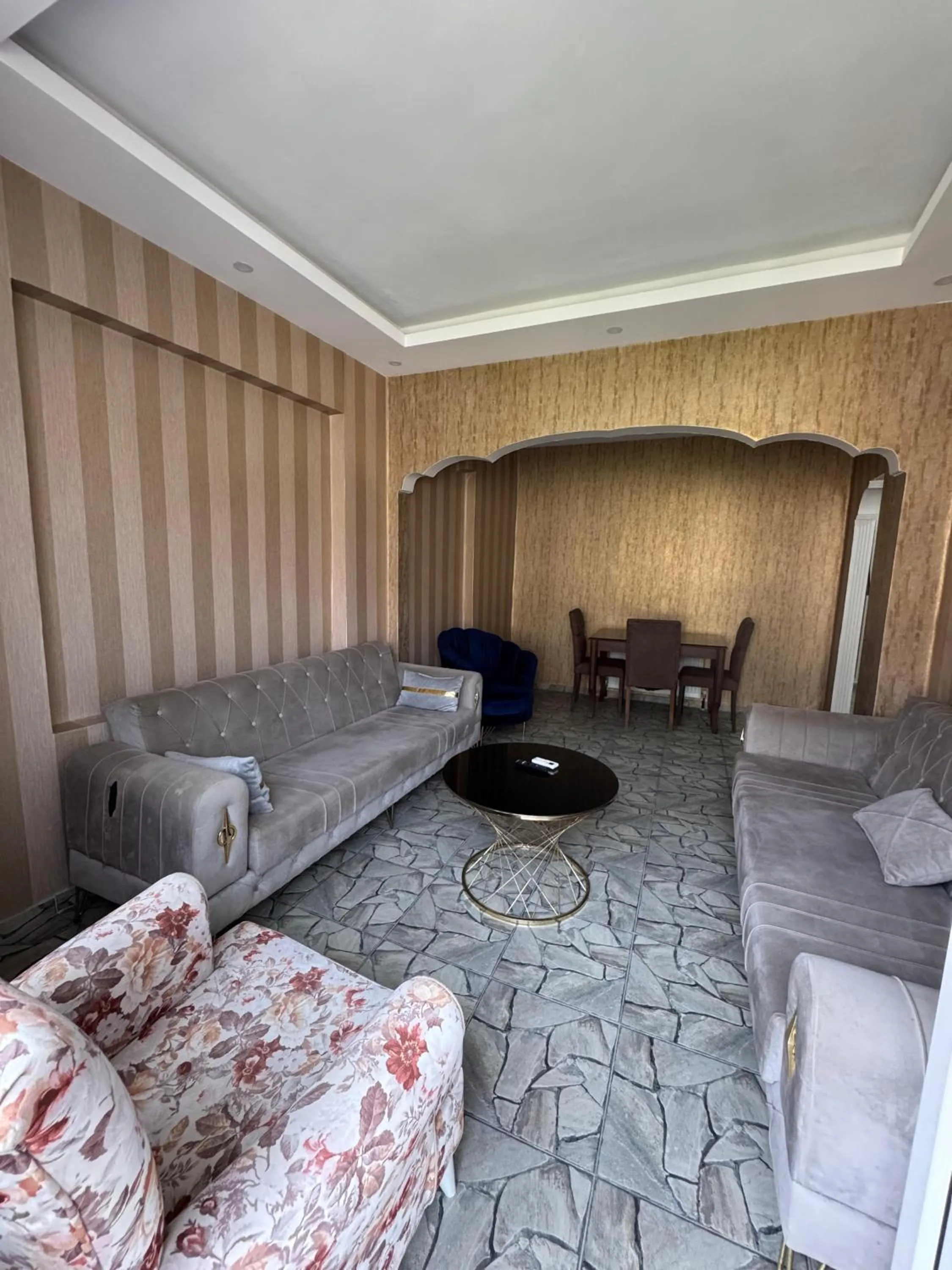 Communal lounge/ TV room in beyzade apart hotel