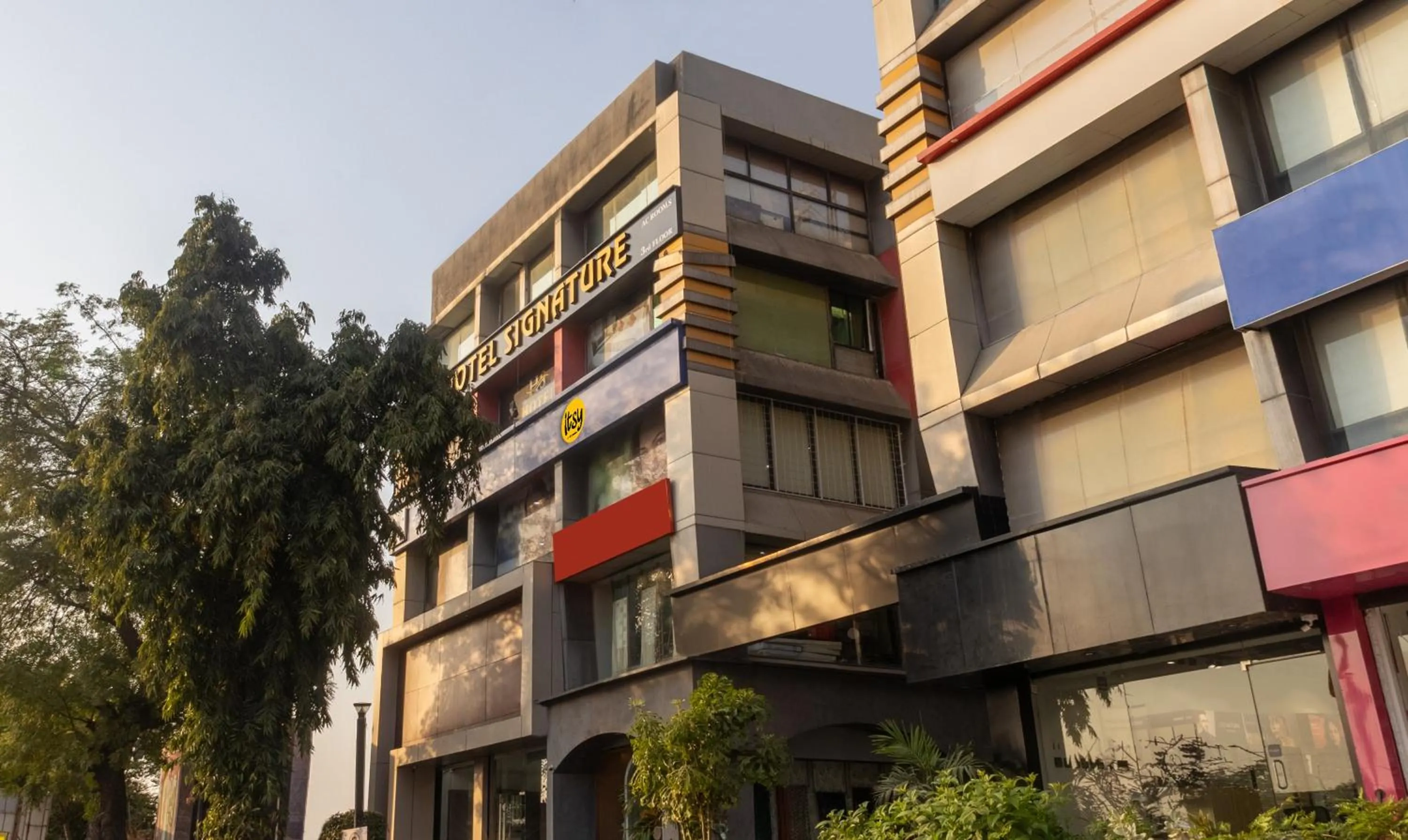 Facade/entrance in Itsy Hotels Signature, Nehru Nagar
