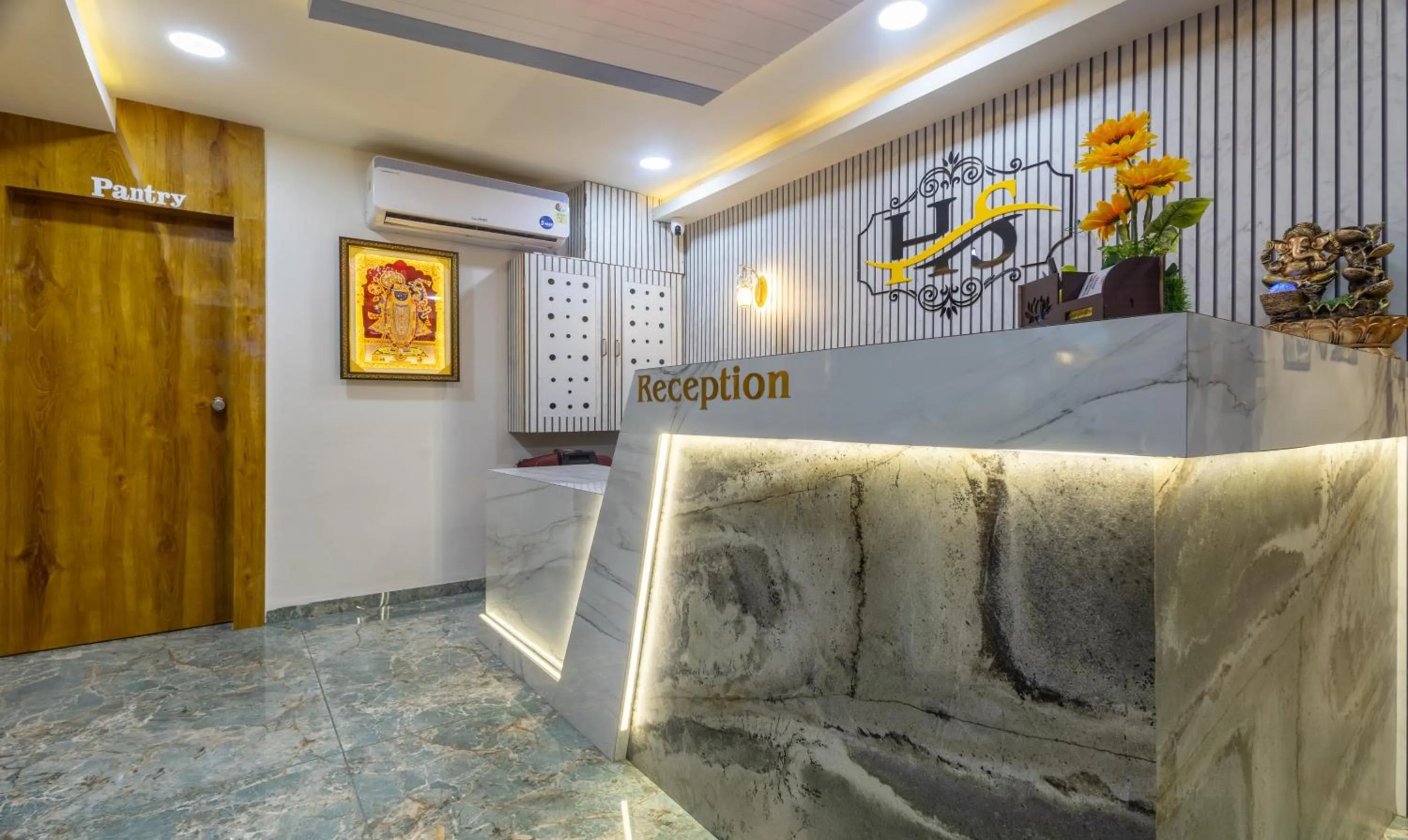 Lobby or reception in Itsy Hotels Signature, Nehru Nagar