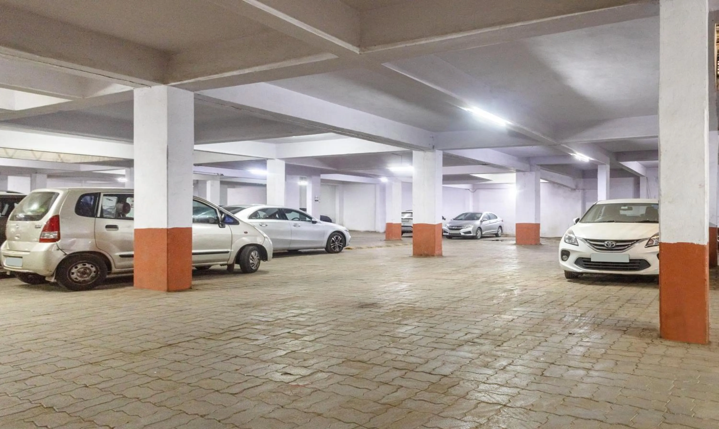 Parking in Itsy Hotels Signature, Nehru Nagar