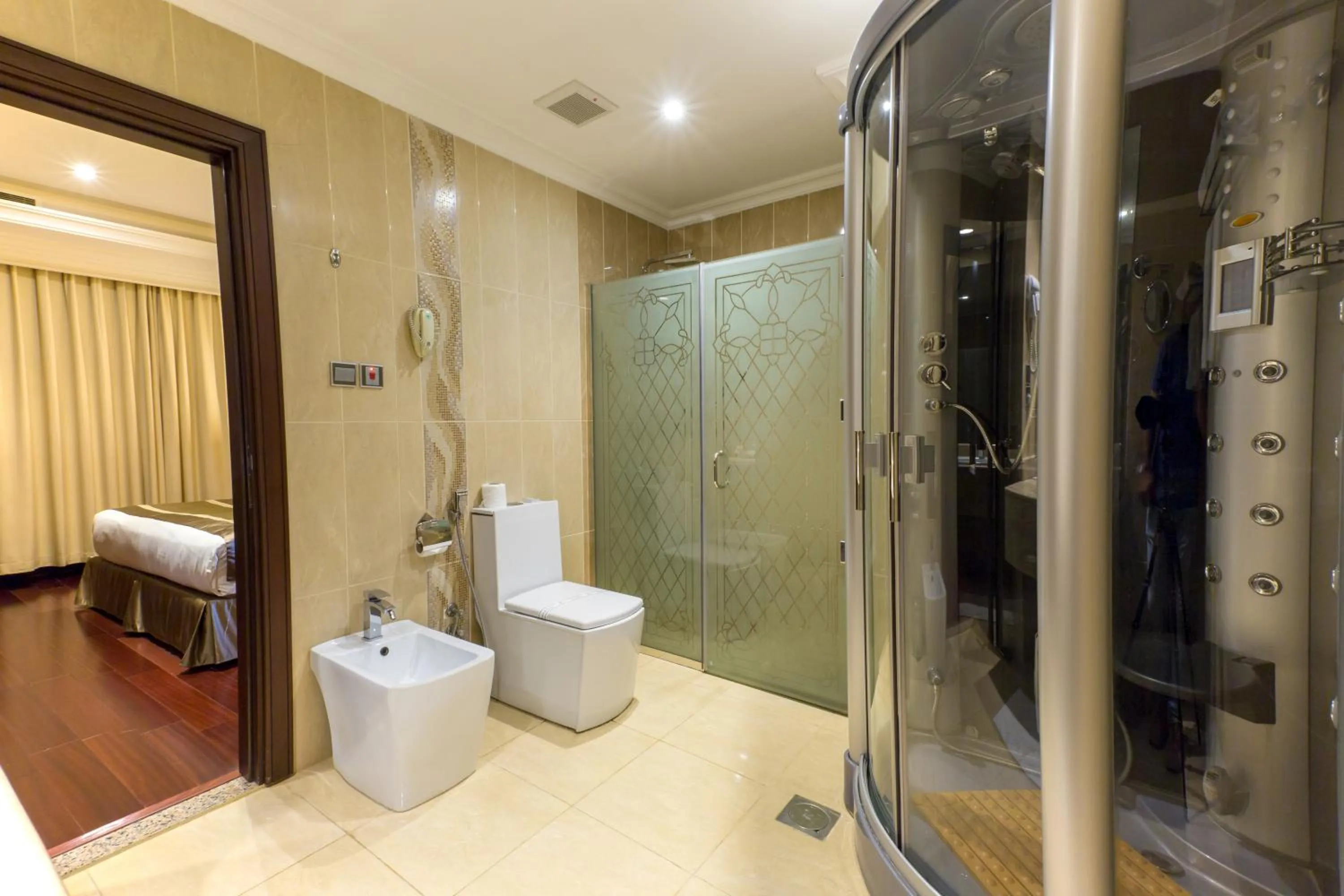 Shower in Holiday Jazan Hotel