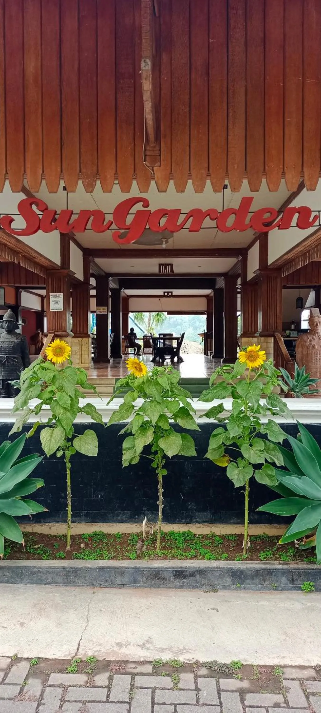 Restaurant/places to eat in SUN GARDEN