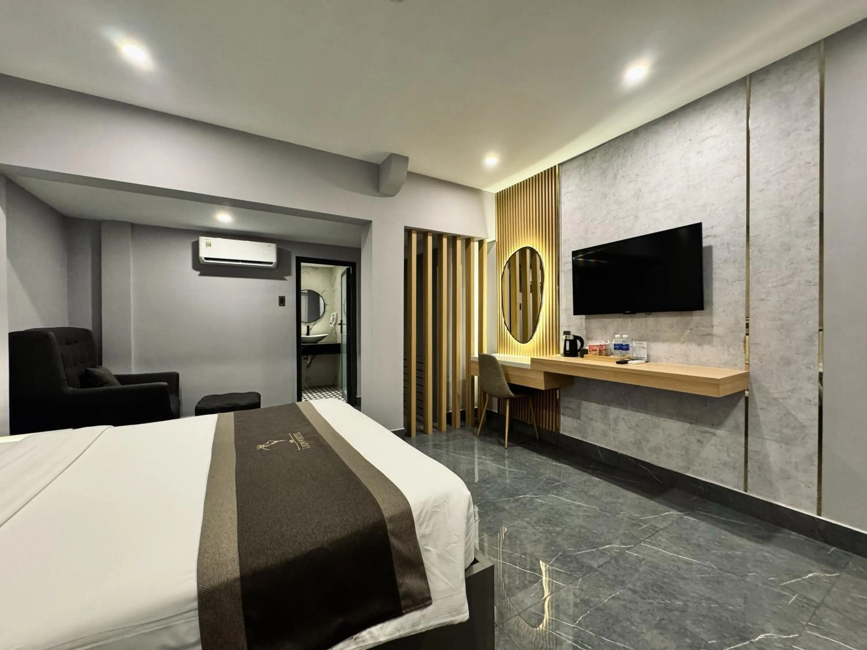 Communal lounge/ TV room, Bed in LION 9 HOTEL