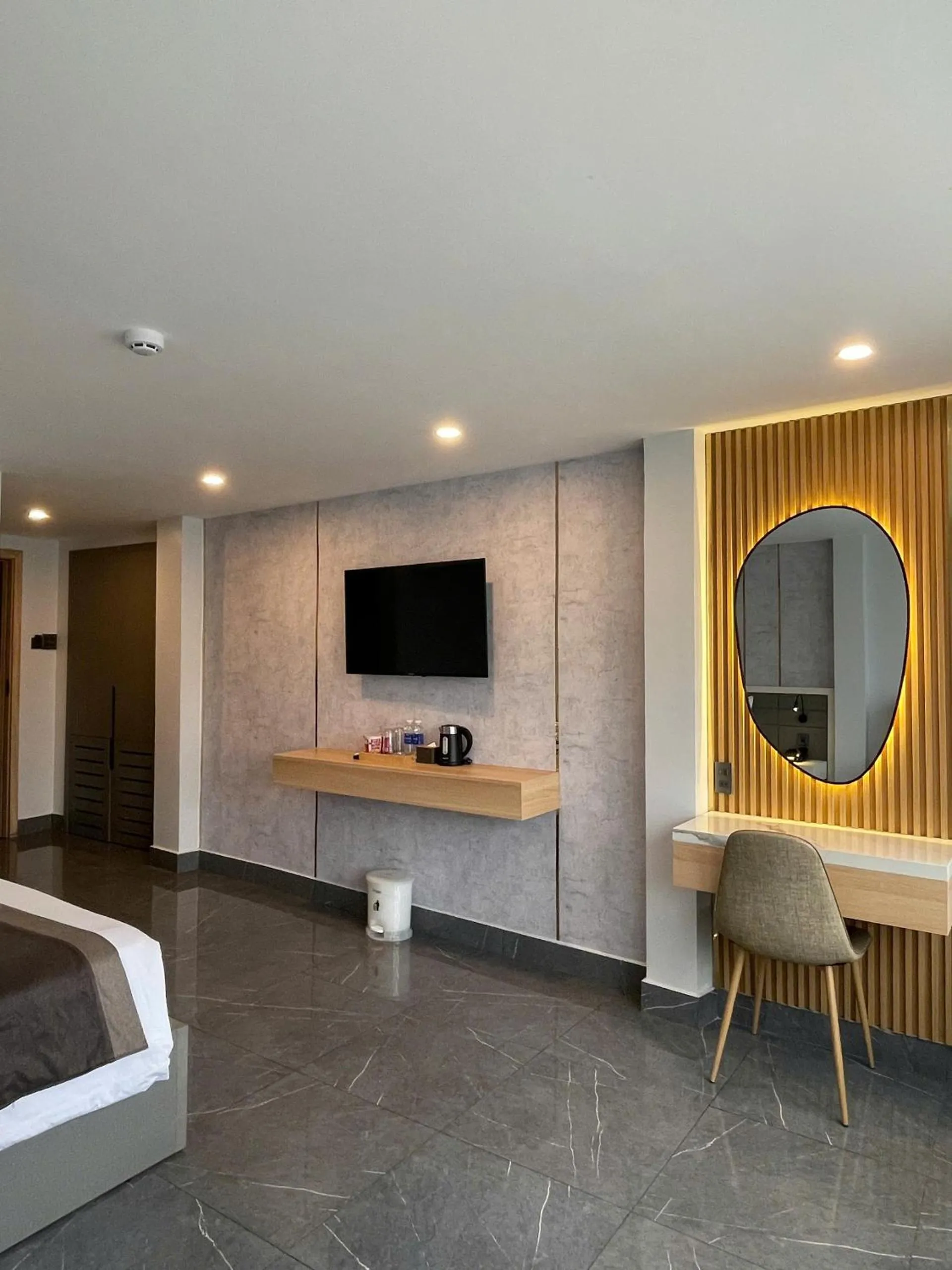 Communal lounge/ TV room, Bed in LION 9 HOTEL