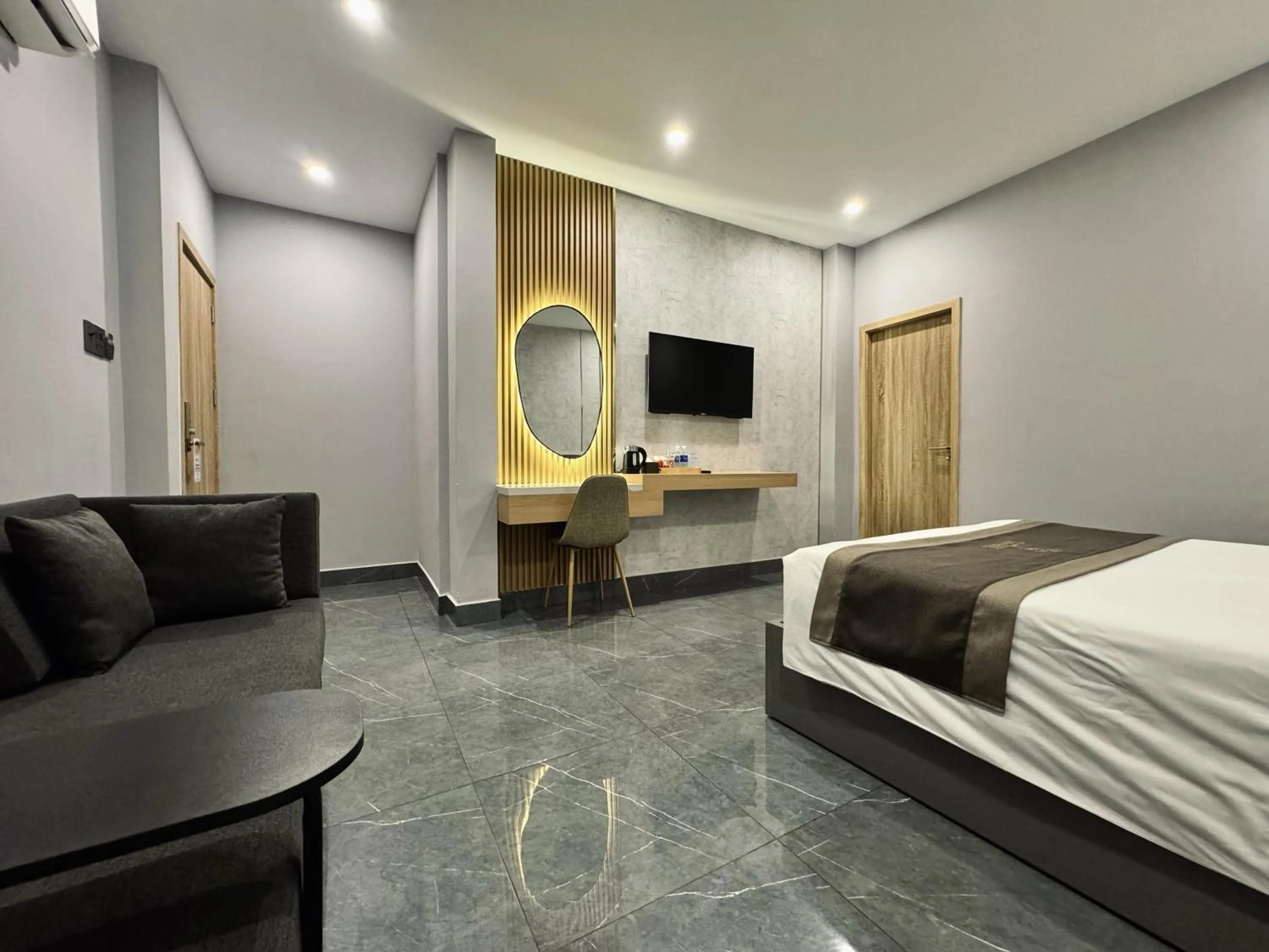 Communal lounge/ TV room, Bed in LION 9 HOTEL