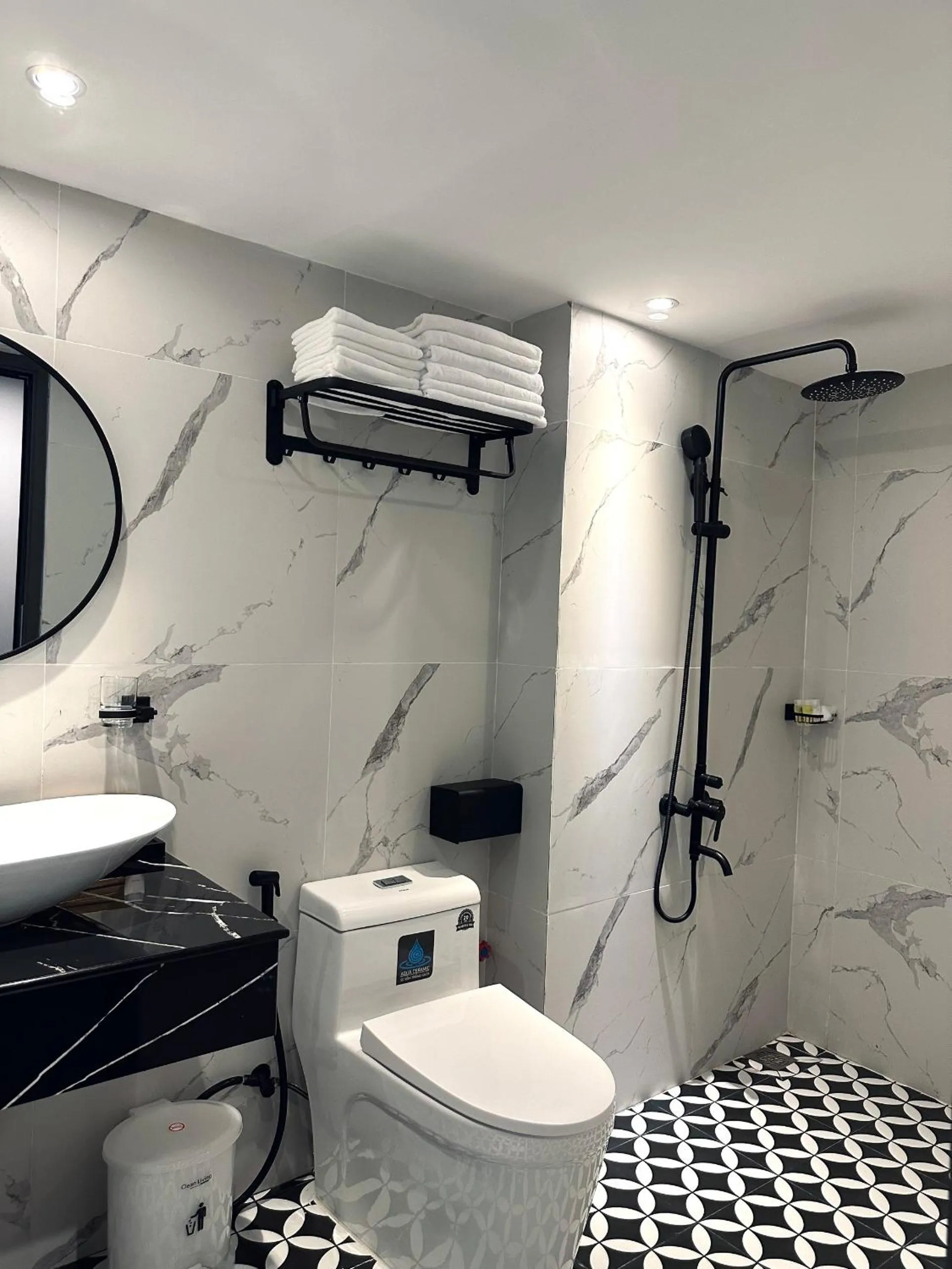 Shower in LION 9 HOTEL