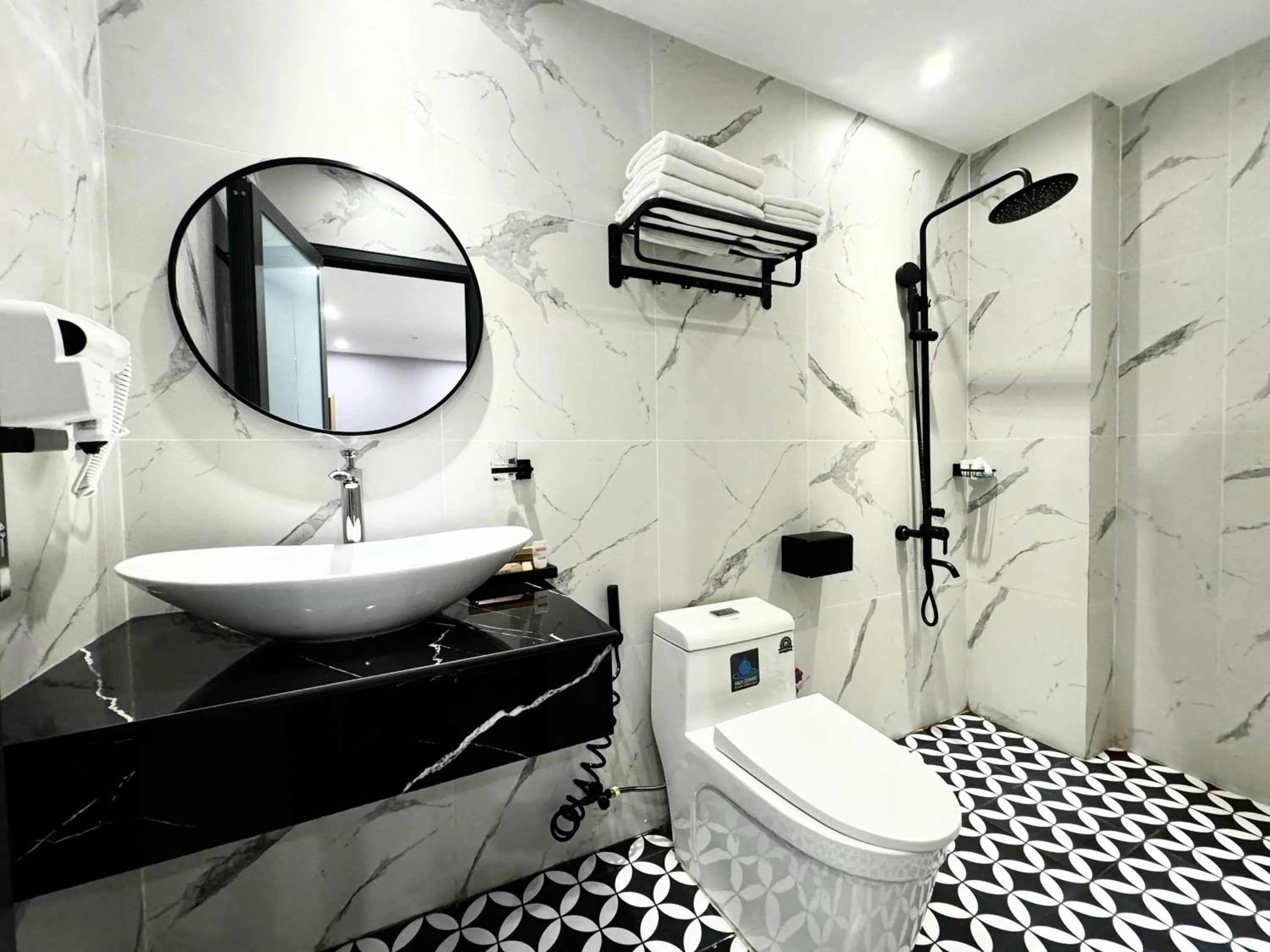 Shower in LION 9 HOTEL