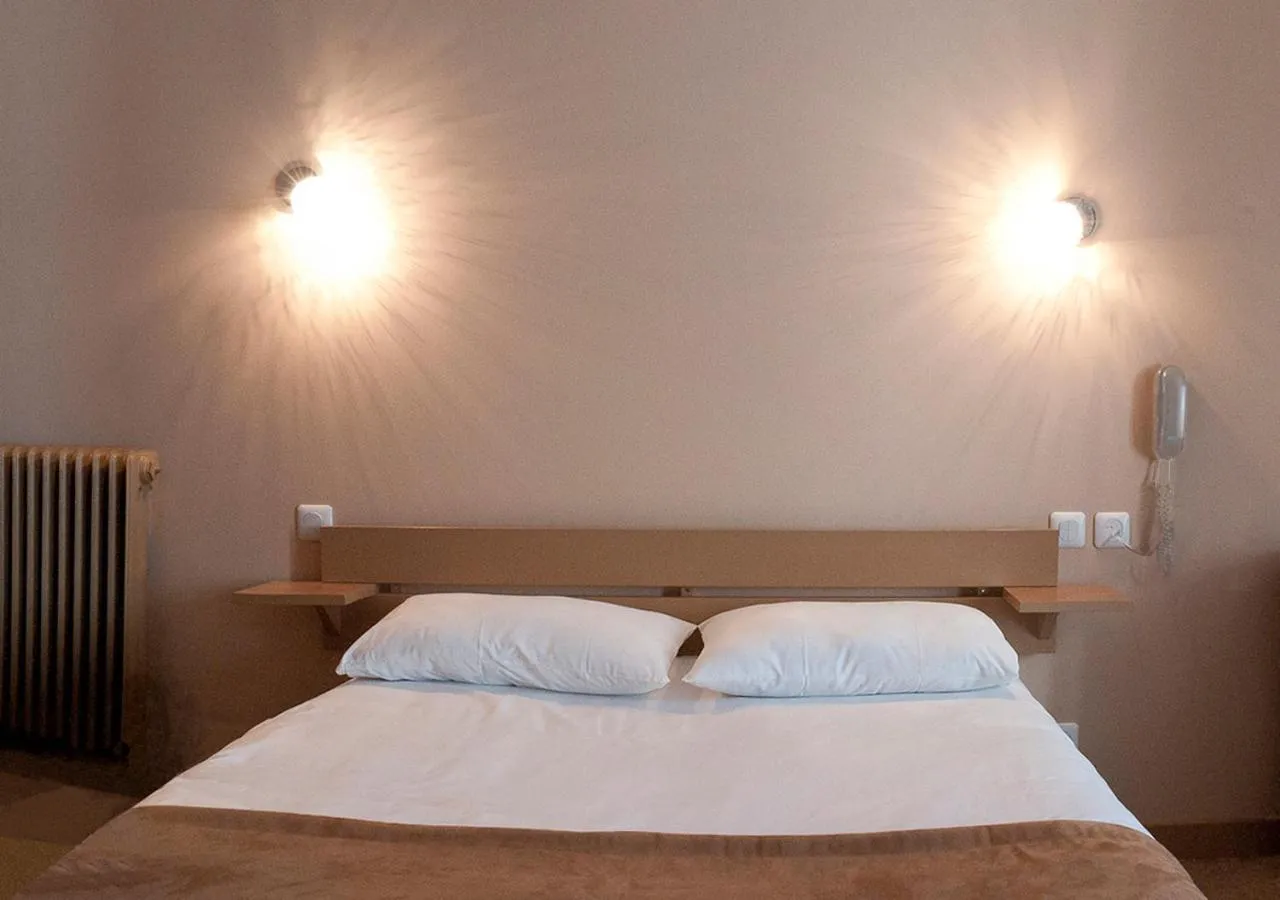 Bed in Hôtel des Pyrénées