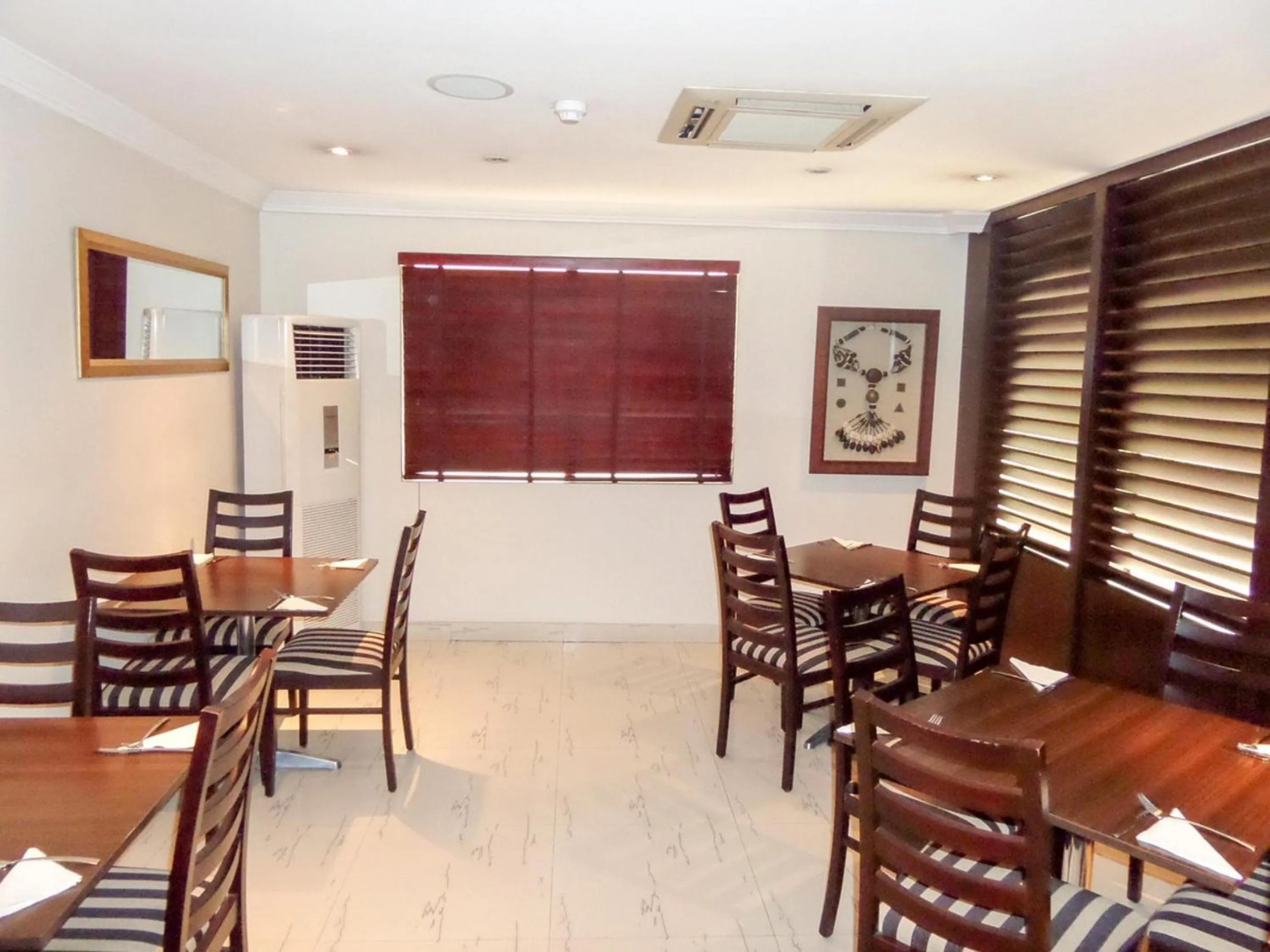 Restaurant/places to eat in S & S Hotel & Suites