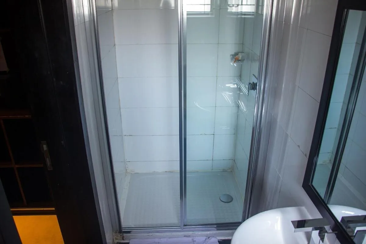 Shower in S & S Hotel & Suites
