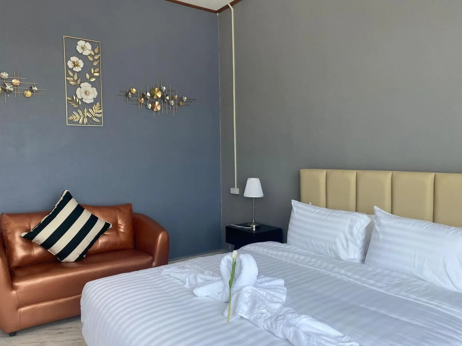 Bedroom, Bed in Tulip Hotel