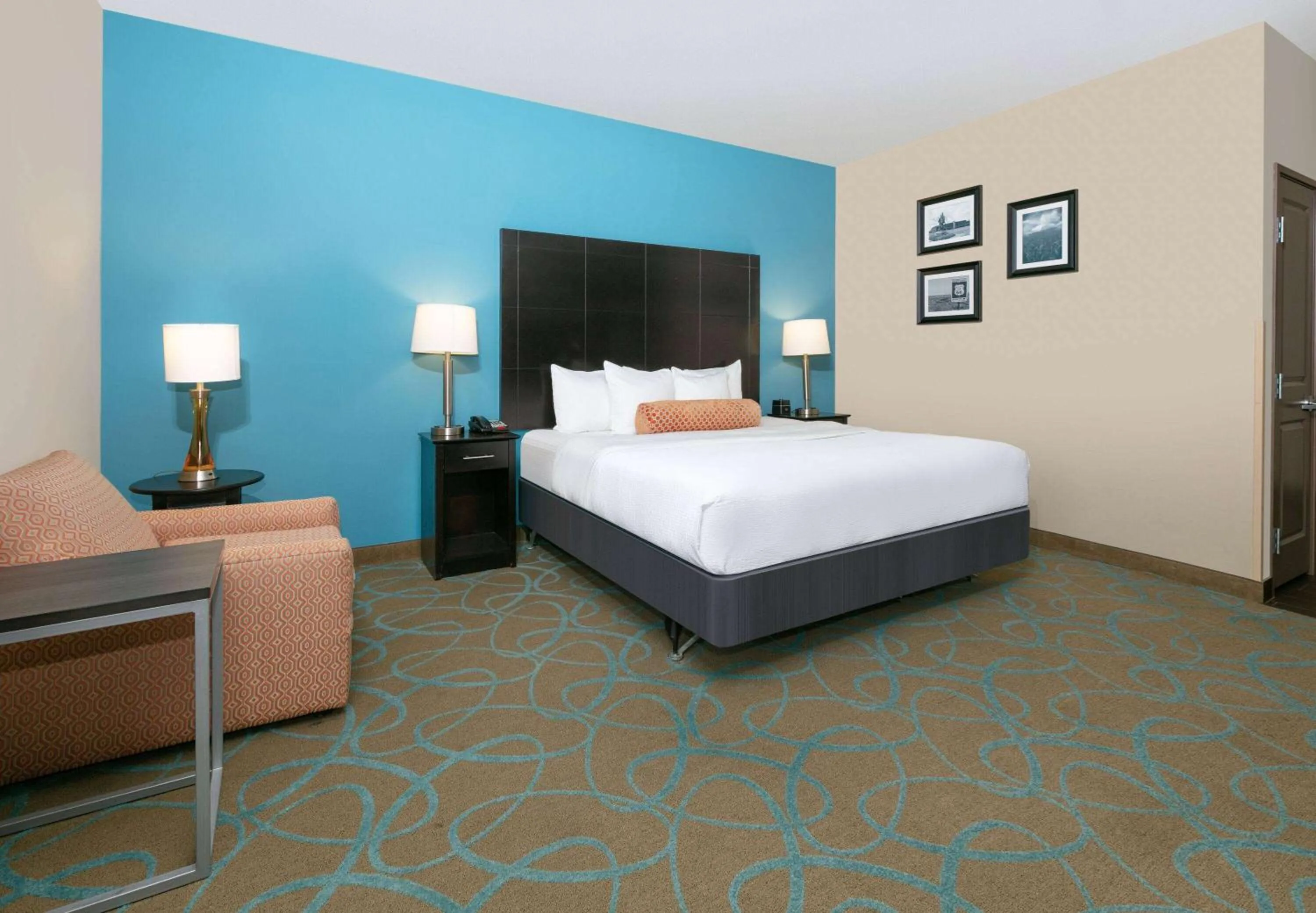 Photo of the whole room, Bed in La Quinta by Wyndham Clinton Historic Route 66